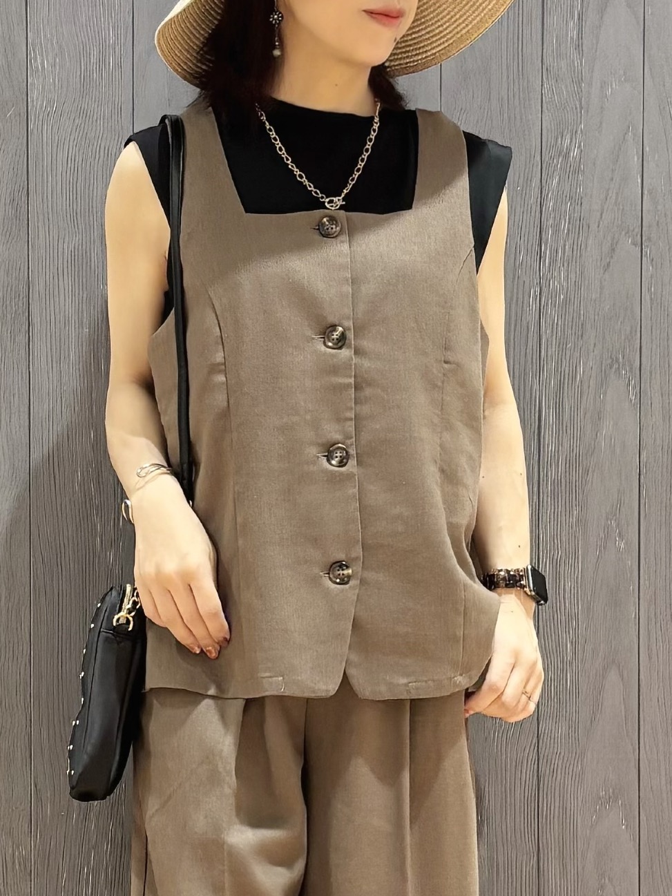 meiさんの「SHOO･LA･RUE｜【UVカット/接触冷感】上品に涼し気 とろみタックノースリーブトップス」を使ったコーディネート