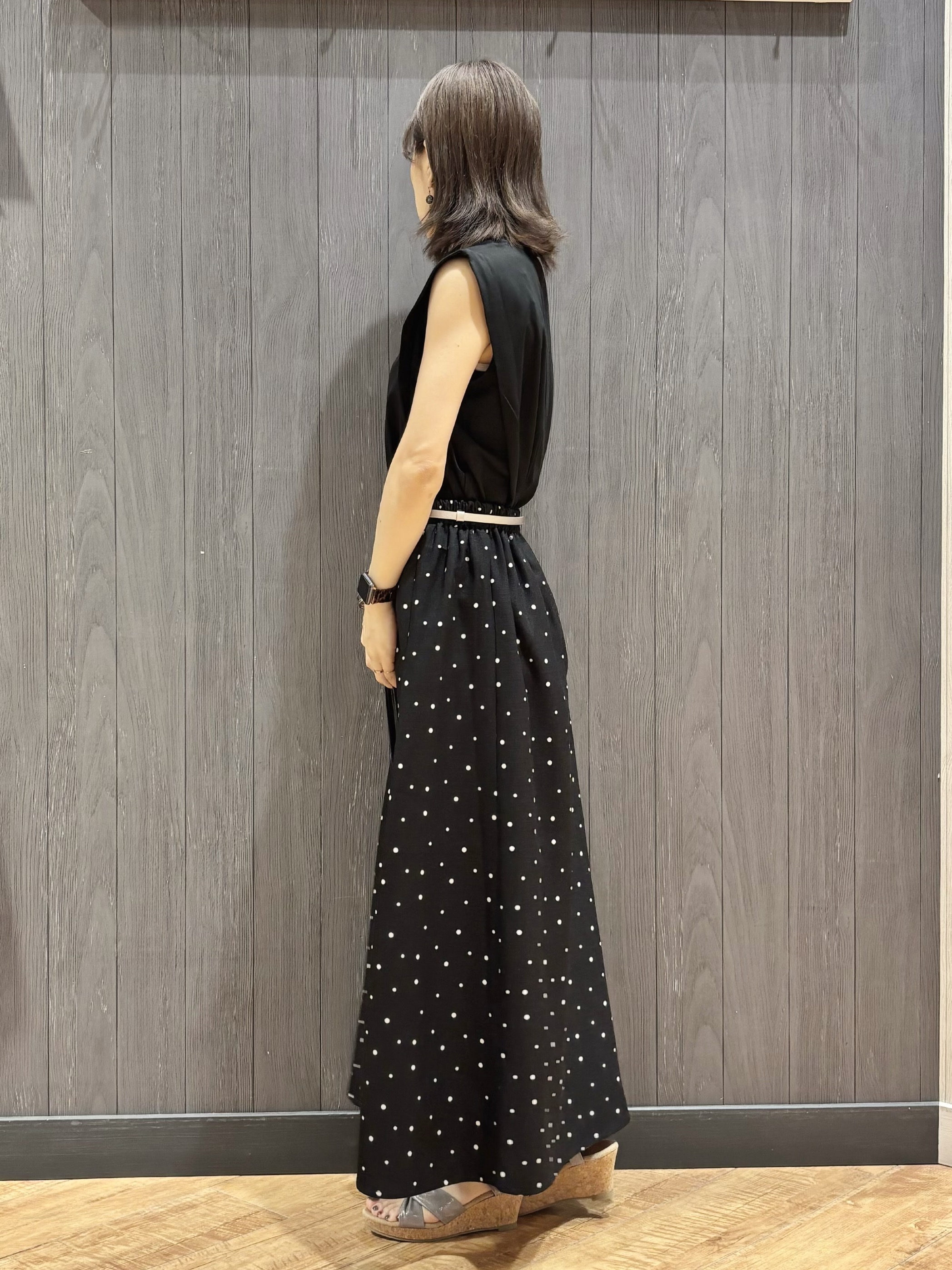 meiさんの「SHOO･LA･RUE｜【UVカット/接触冷感】上品に涼し気 とろみタックノースリーブトップス」を使ったコーディネート
