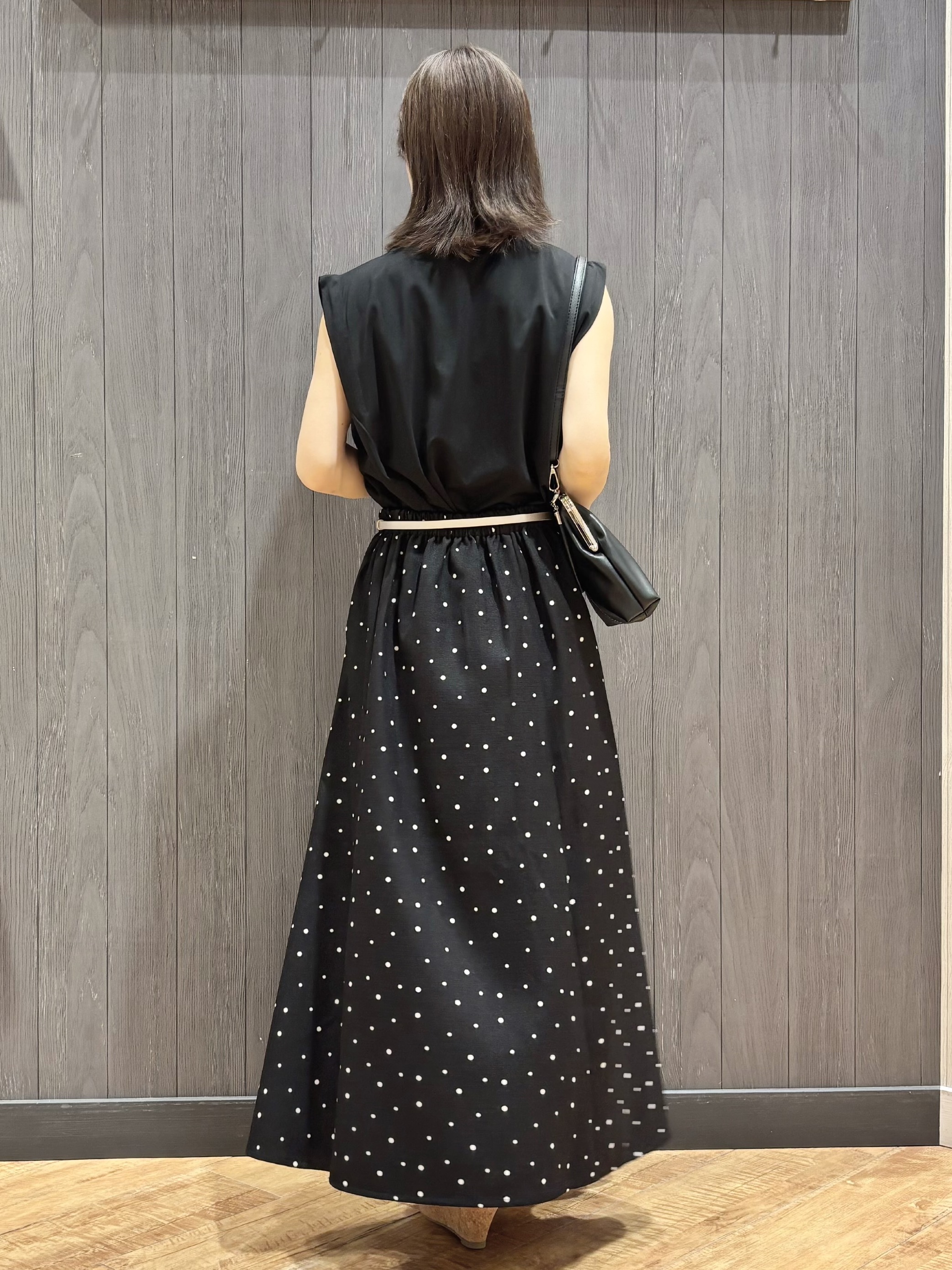meiさんの「SHOO･LA･RUE｜【UVカット/接触冷感】上品に涼し気 とろみタックノースリーブトップス」を使ったコーディネート