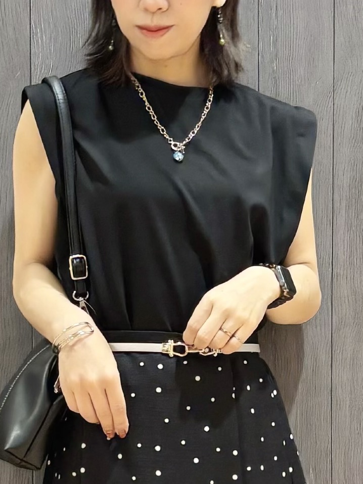 meiさんの「SHOO･LA･RUE｜【UVカット/接触冷感】上品に涼し気 とろみタックノースリーブトップス」を使ったコーディネート