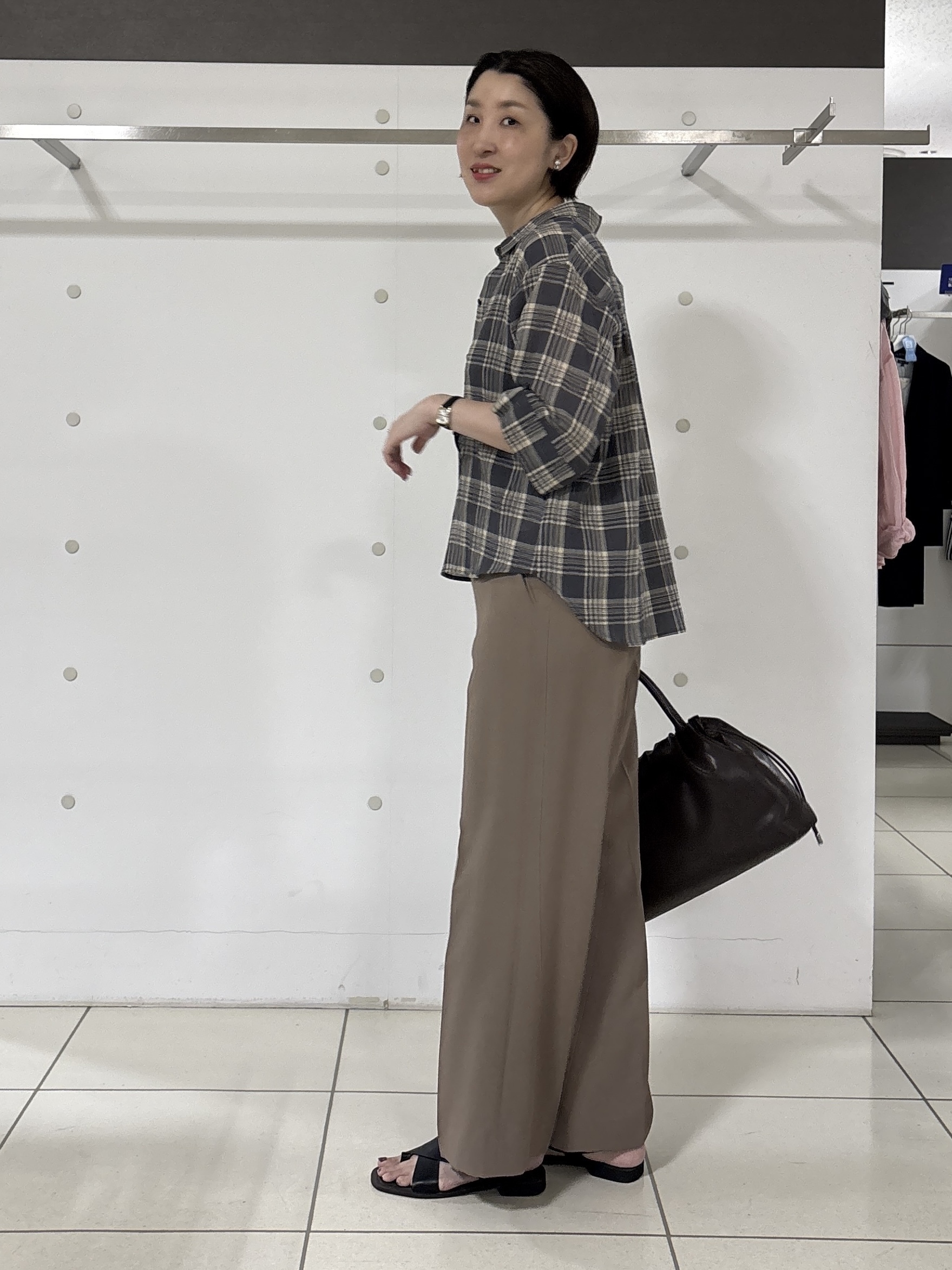 yuriさんの「INDIVI｜【初秋/UVケア/着る日傘】ワイドストレートパンツ」を使ったコーディネート
