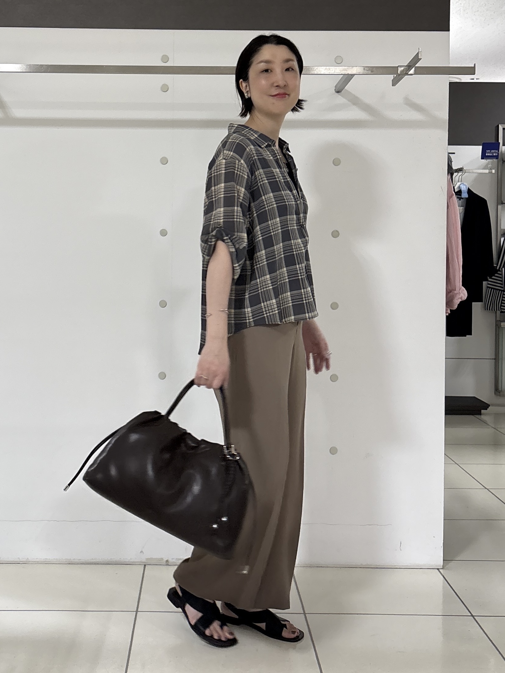 yuriさんの「INDIVI｜【初秋/UVケア/着る日傘】ワイドストレートパンツ」を使ったコーディネート