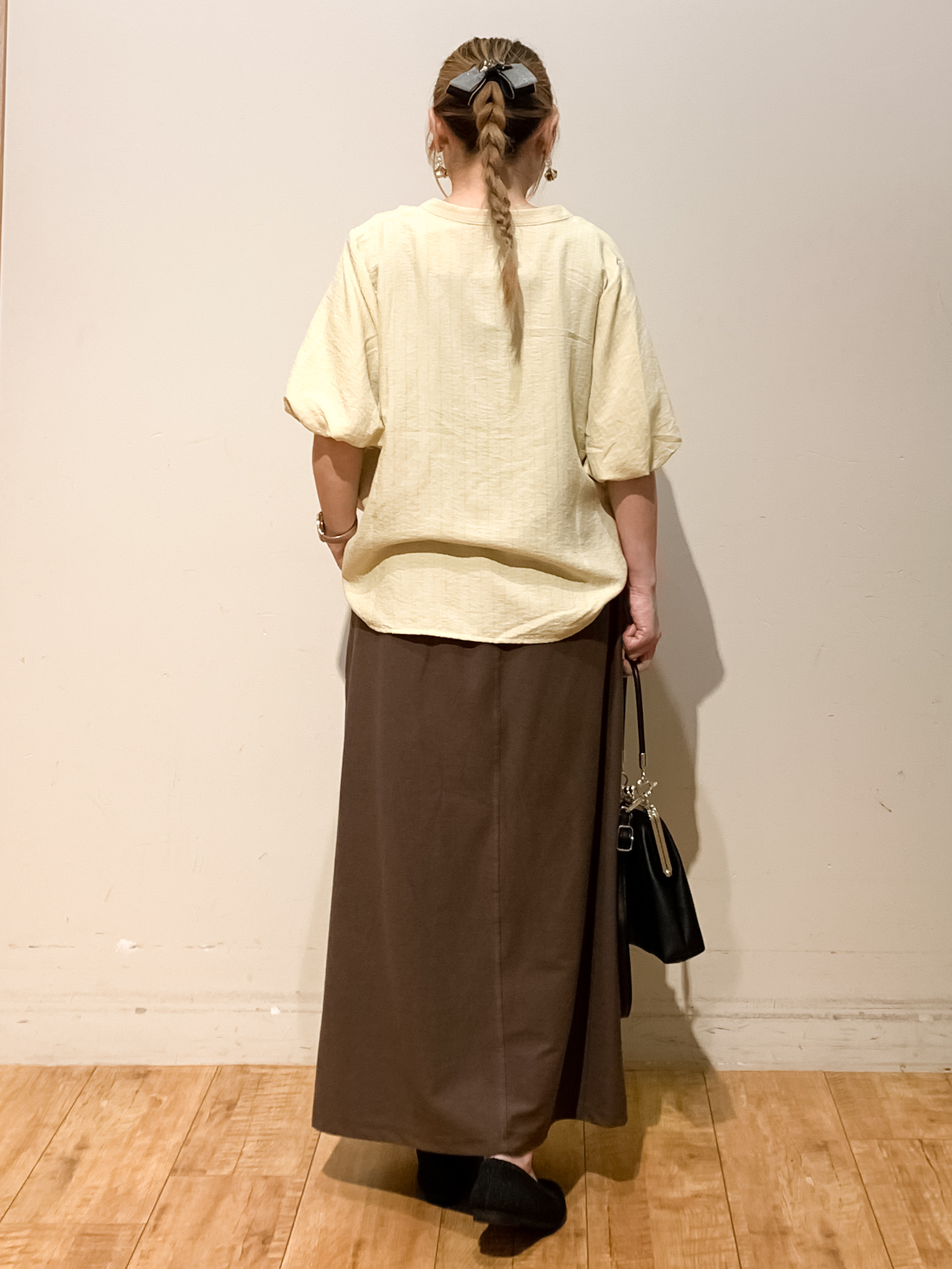MEGさんの「SHOO･LA･RUE｜【洗濯機可】バルーンスリーブで二の腕カバー キーネック5分袖ブラウス」を使ったコーディネート