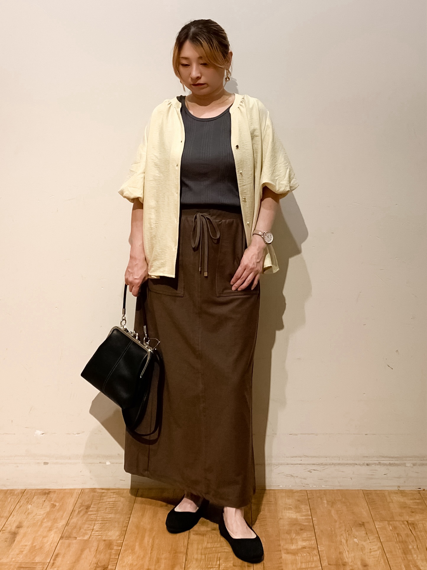 MEGさんの「SHOO･LA･RUE｜【洗濯機可】バルーンスリーブで二の腕カバー キーネック5分袖ブラウス」を使ったコーディネート