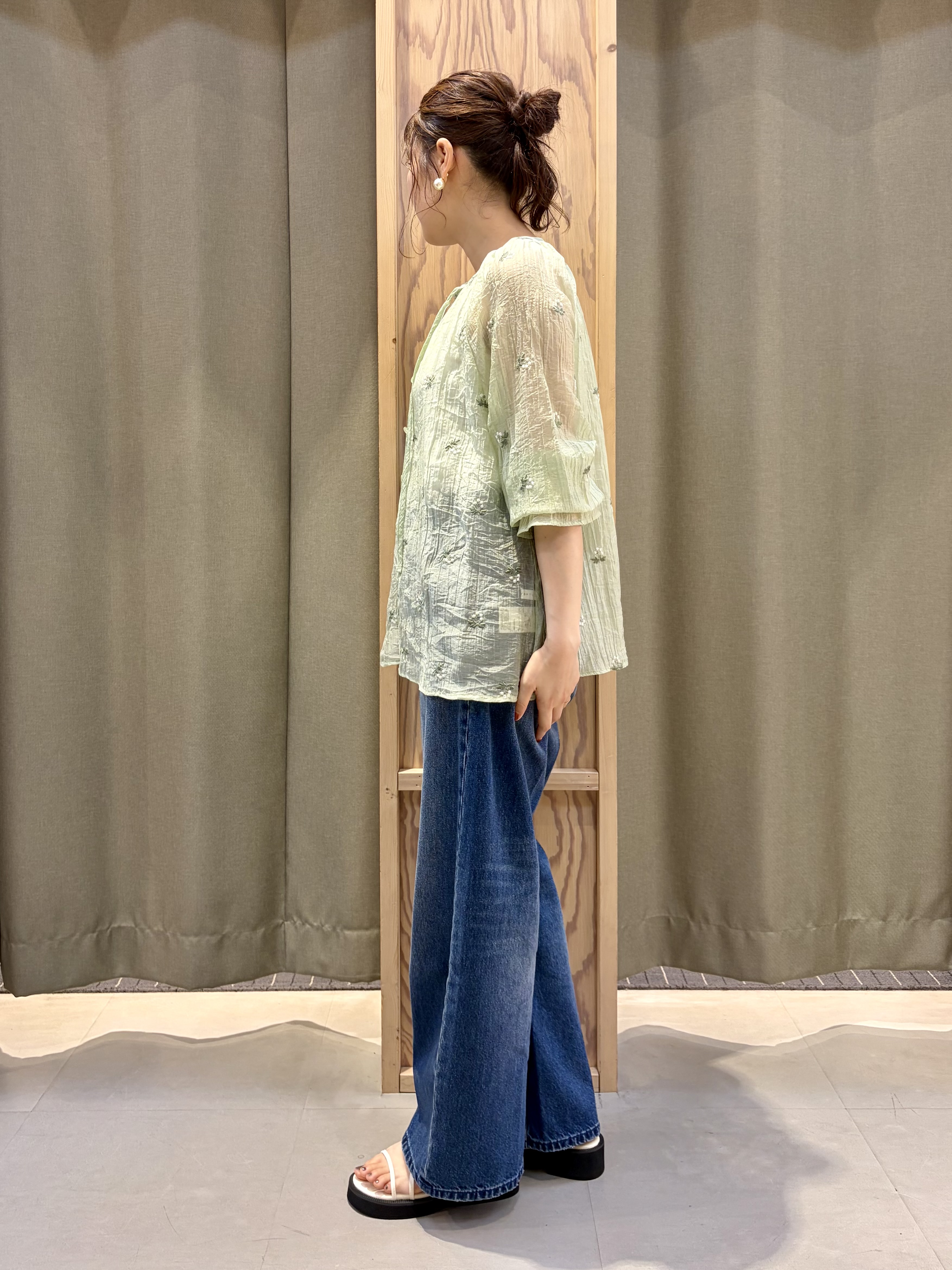 ころさんの「THE SHOP TK｜華やぎを添える 花柄刺繍ブラウス」を使ったコーディネート
