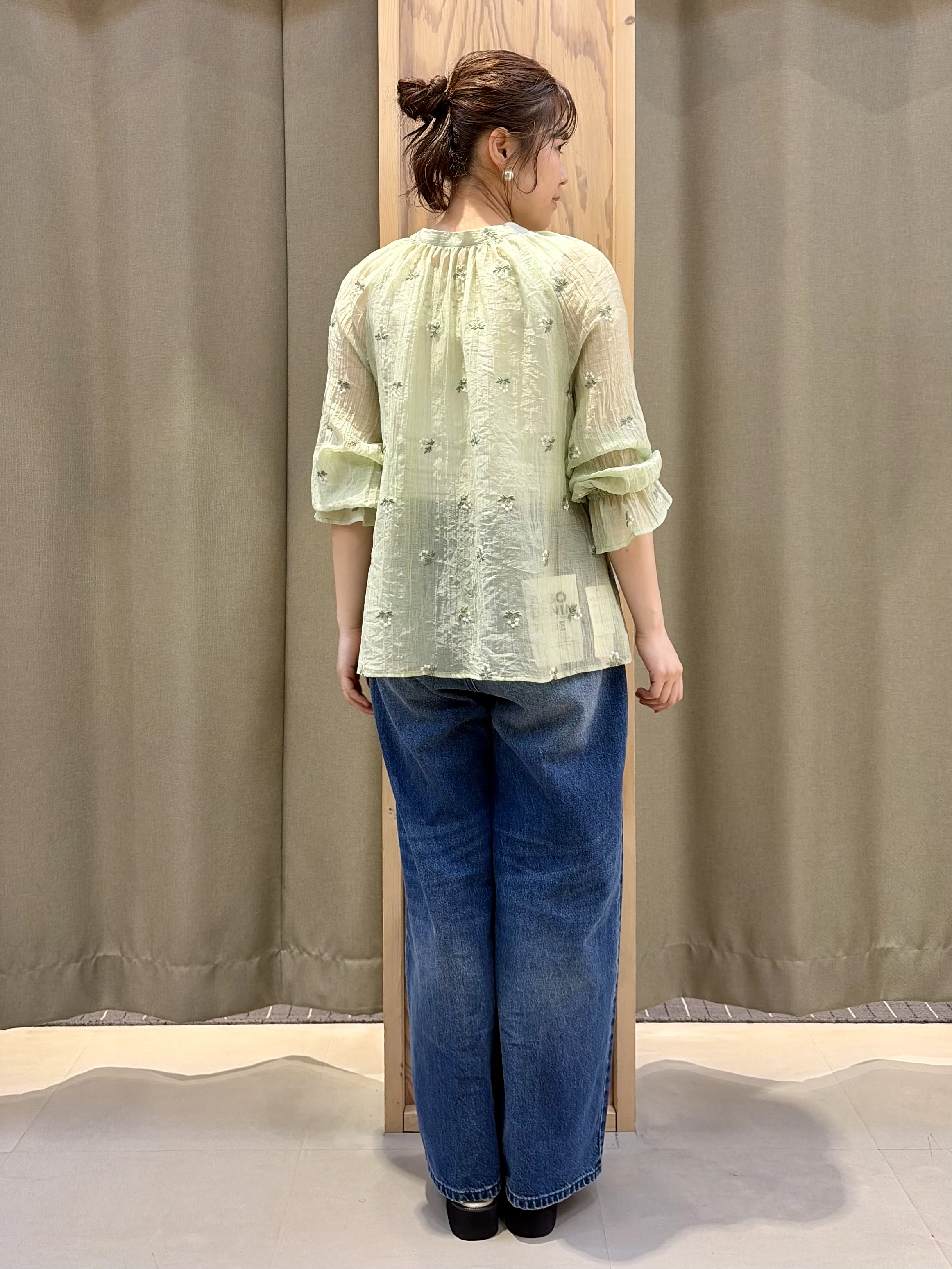 ころさんの「THE SHOP TK｜華やぎを添える 花柄刺繍ブラウス」を使ったコーディネート