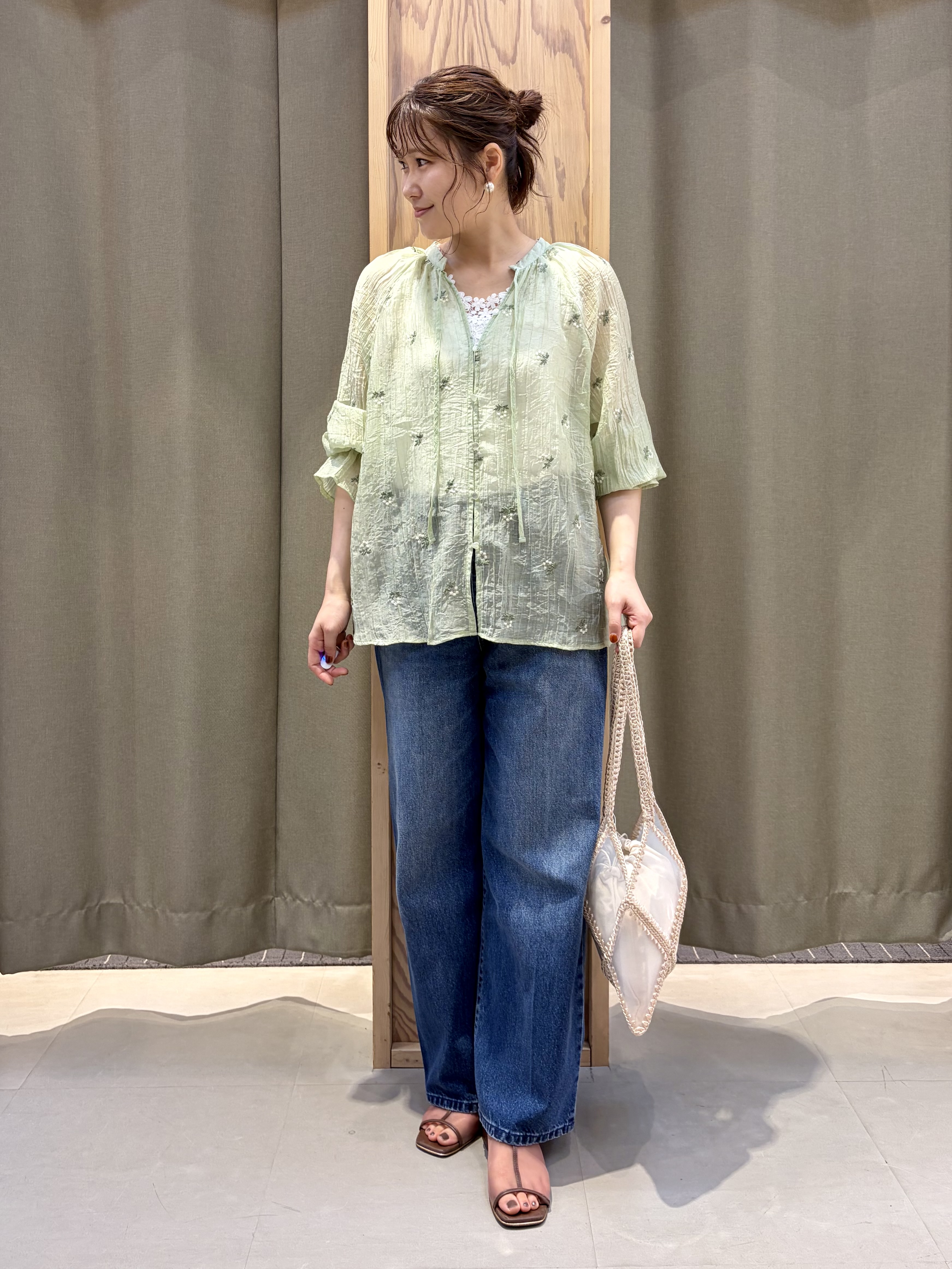 ころさんの「THE SHOP TK｜華やぎを添える 花柄刺繍ブラウス」を使ったコーディネート