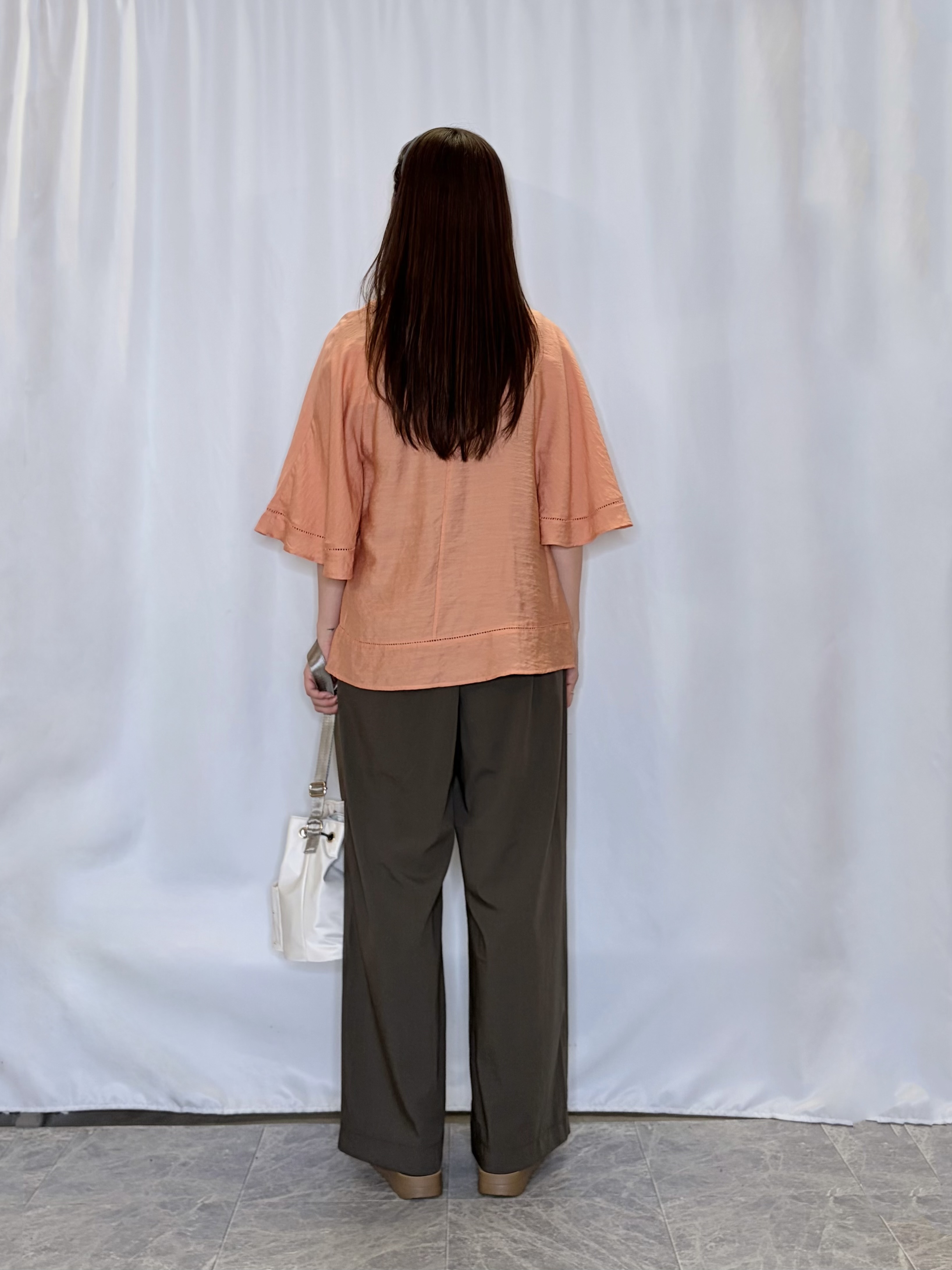 おうめさんの「SHOO･LA･RUE｜【S-LL/洗濯機可/体型カバー】はしごレースがポイント スラブポンチョ風ブラウス」を使ったコーディネート