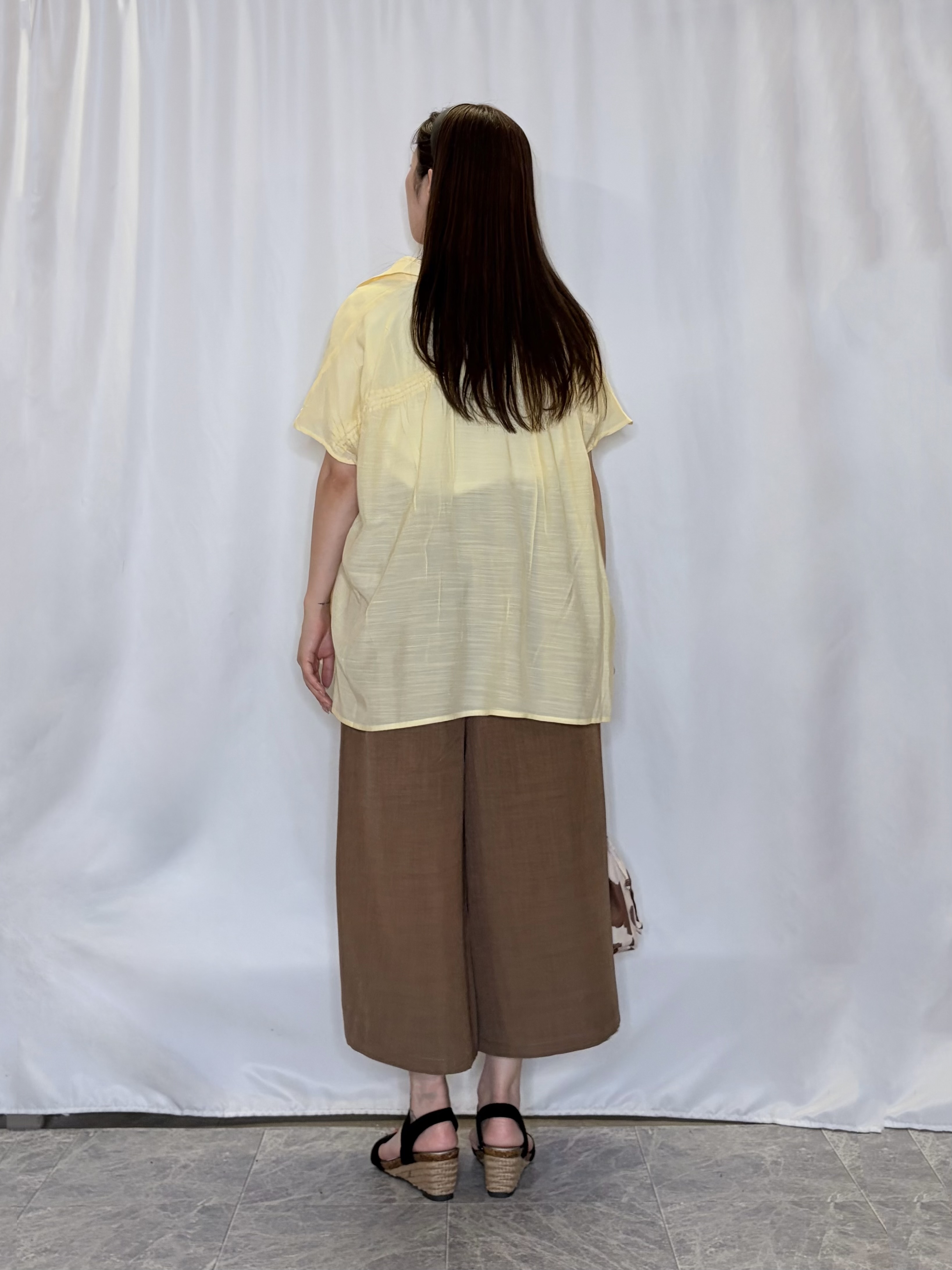 おうめさんの「SHOO･LA･RUE｜【UV/洗濯機可】ほんのりシアーで上品な バックギャザーブラウス」を使ったコーディネート