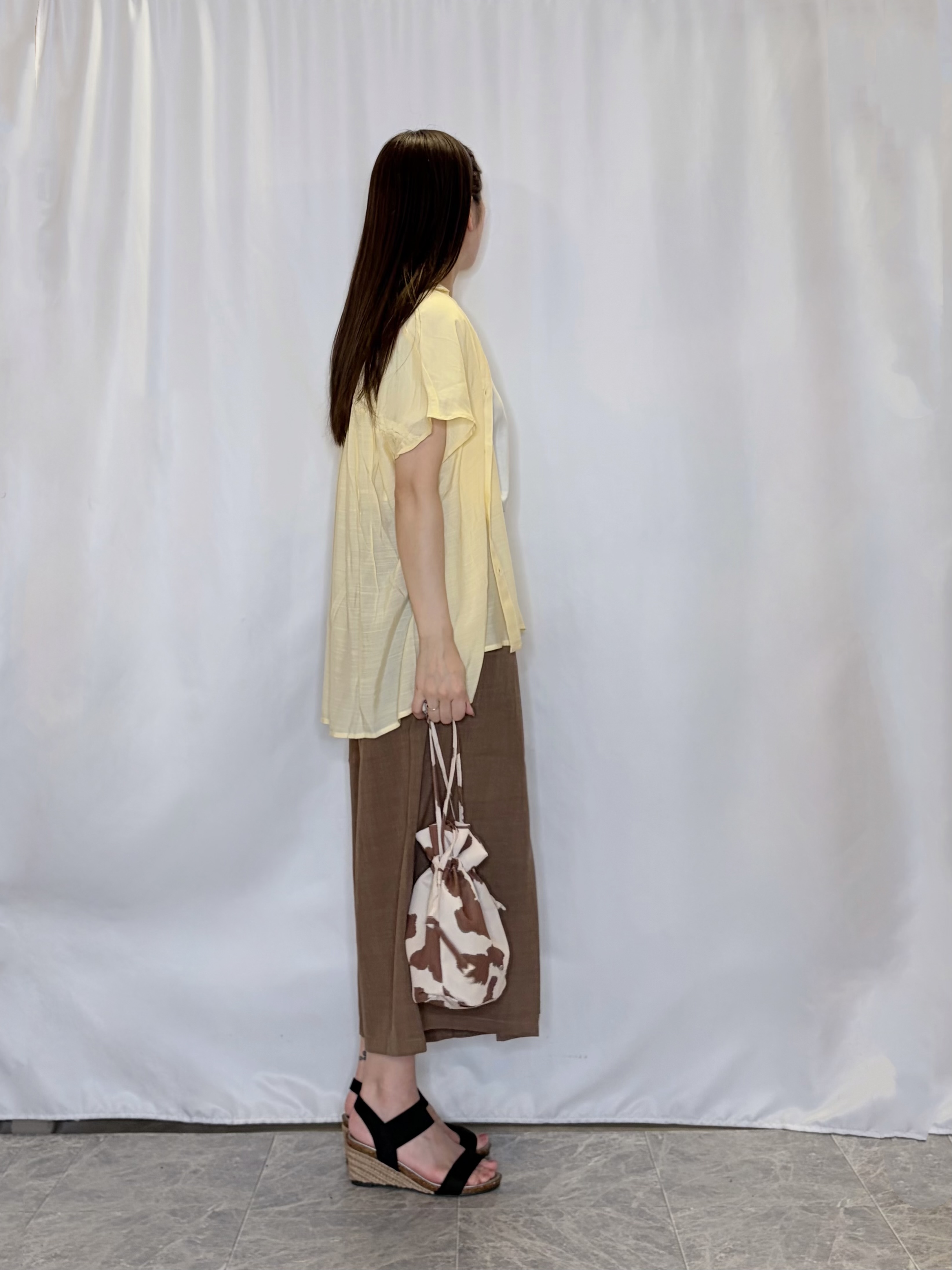 おうめさんの「SHOO･LA･RUE｜【UV/洗濯機可】ほんのりシアーで上品な バックギャザーブラウス」を使ったコーディネート