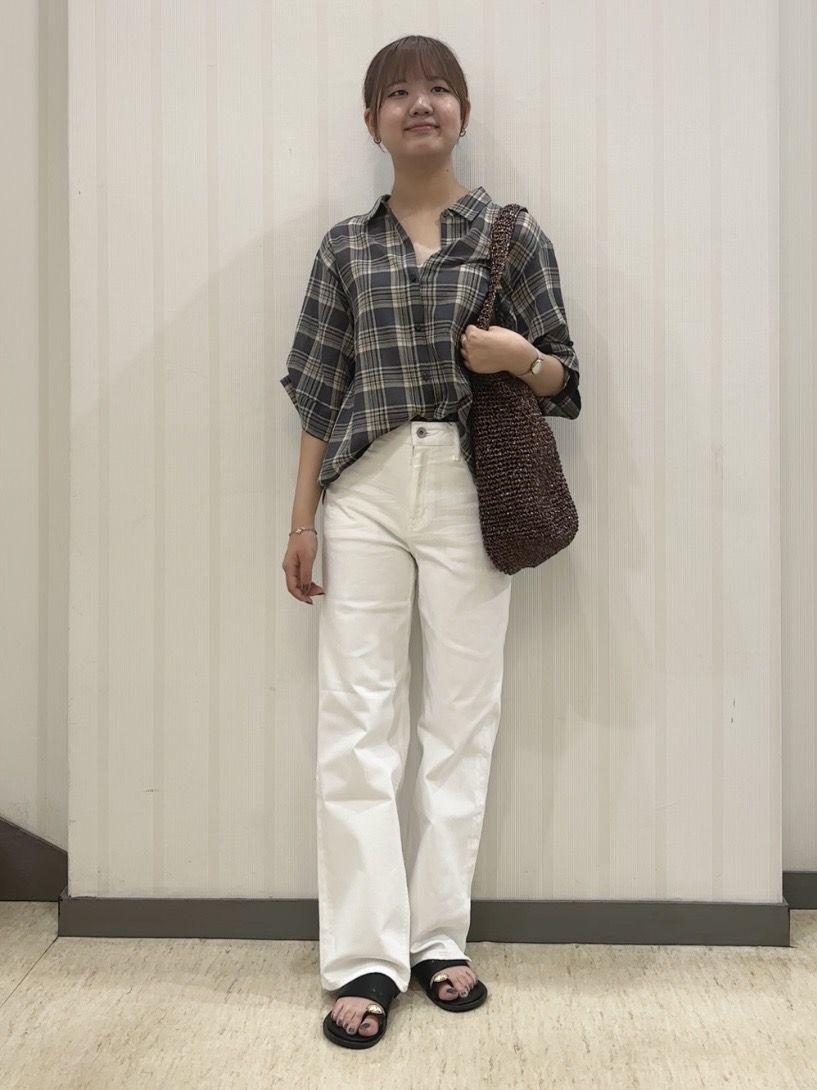 ちひさんの「INDIVI｜【コットン100％／透け感／2WAY】袖アレンジ チェックシャツ」を使ったコーディネート