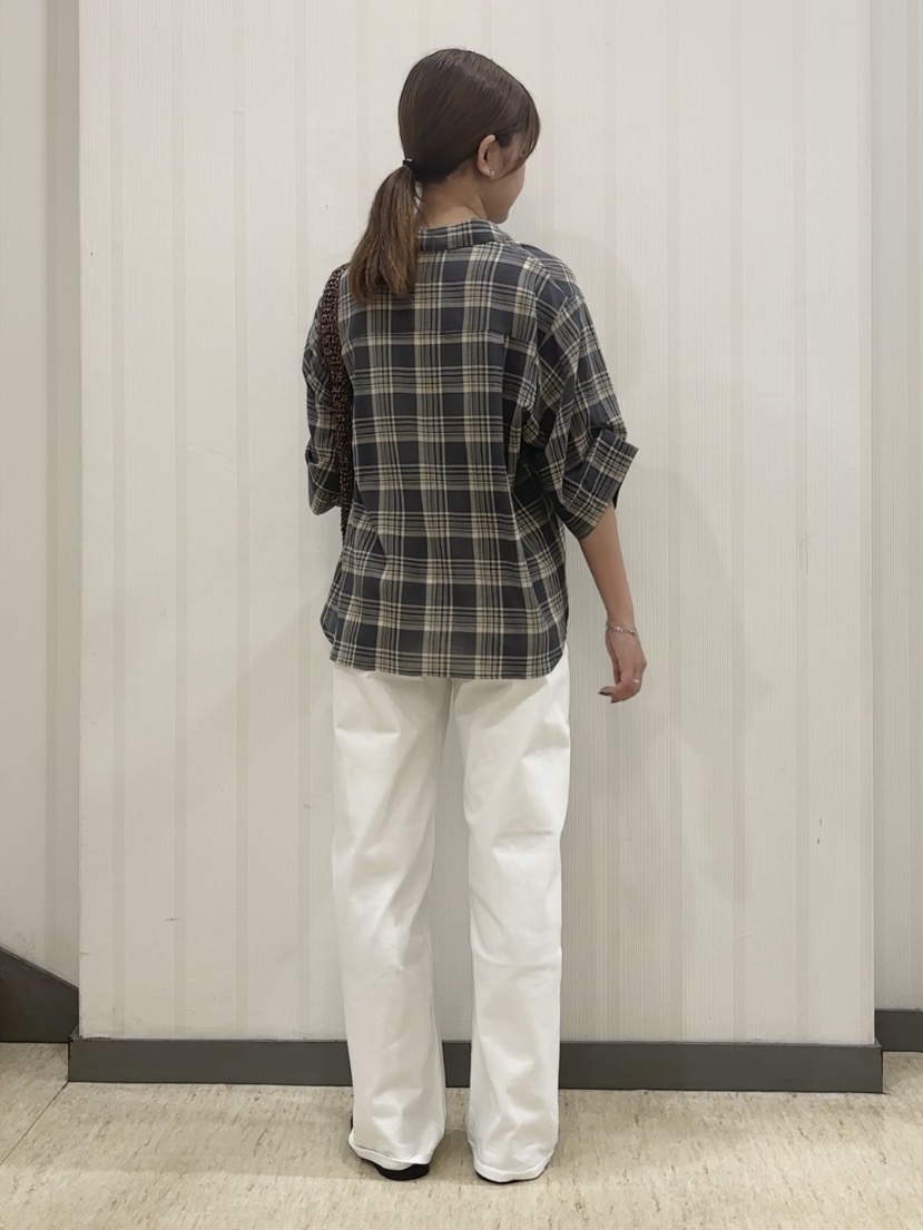 ちひさんの「INDIVI｜【コットン100％／透け感／2WAY】袖アレンジ チェックシャツ」を使ったコーディネート