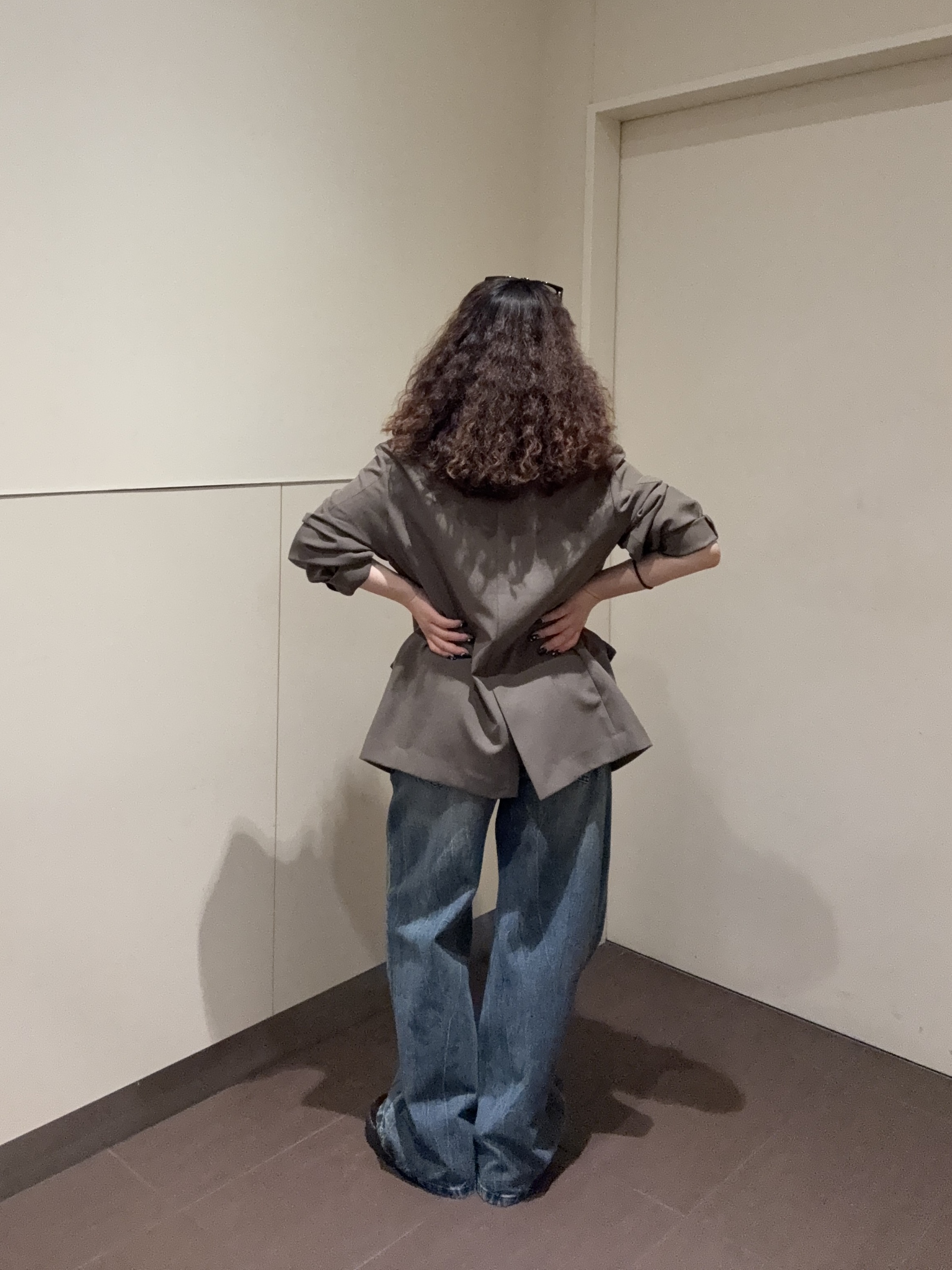 安本有里さんの「tk.TAKEO KIKUCHI｜◆【防シワ／ストレッチ/セット対応可】smart shift series テーラードジャケット」を使ったコーディネート