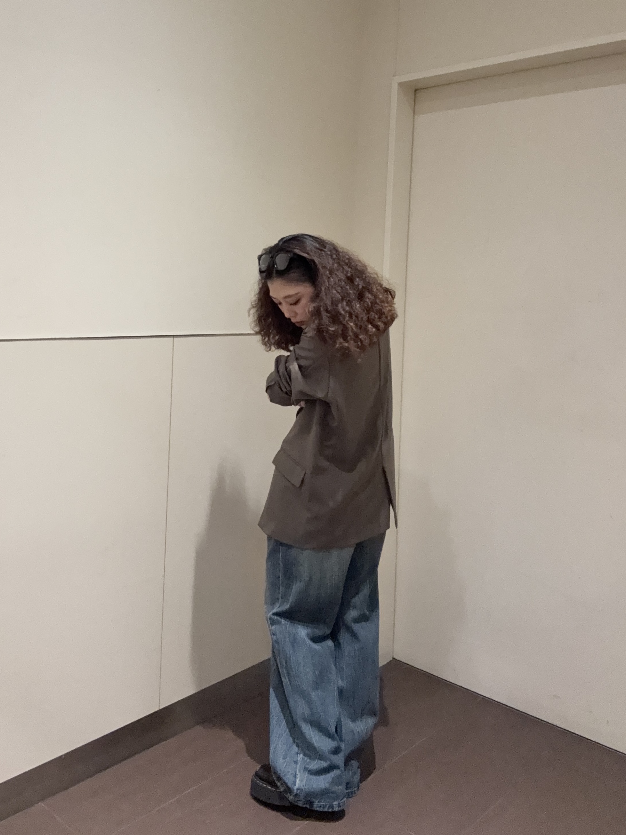 安本有里さんの「tk.TAKEO KIKUCHI｜◆【防シワ／ストレッチ/セット対応可】smart shift series テーラードジャケット」を使ったコーディネート