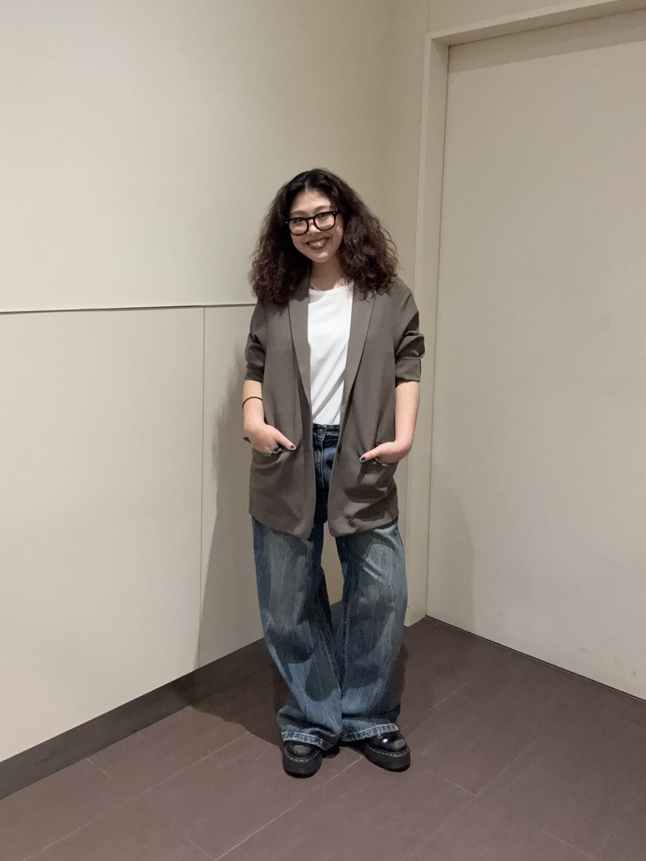 安本有里さんの「tk.TAKEO KIKUCHI｜◆【防シワ／ストレッチ/セット対応可】smart shift series テーラードジャケット」を使ったコーディネート