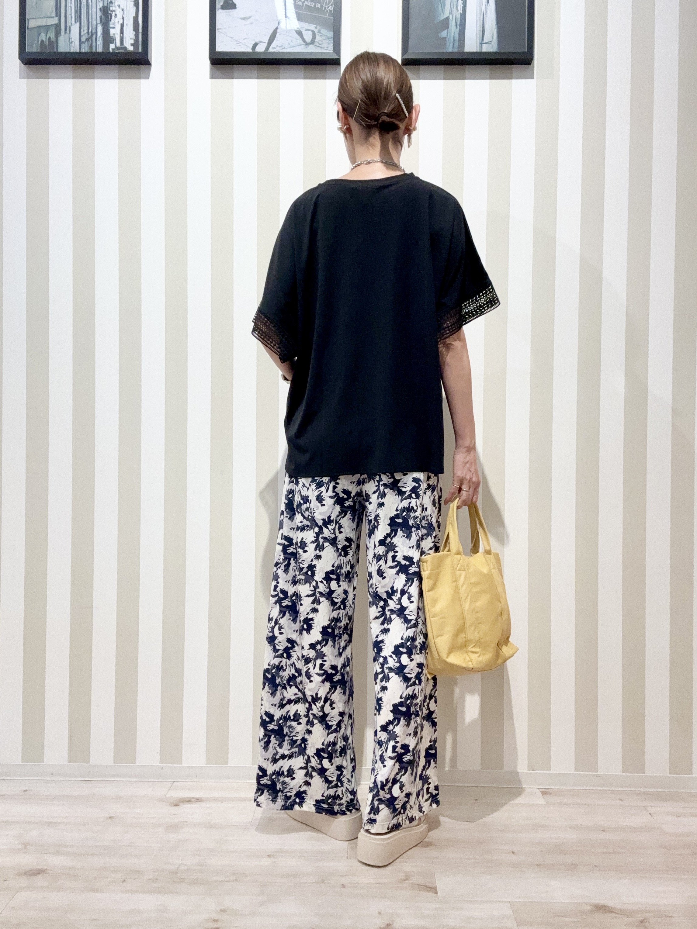 まつこさんの「SHOO･LA･RUE｜【ひんやり/UV/体型カバー】ヒップ周りが隠せる お袖レースTシャツ」を使ったコーディネート