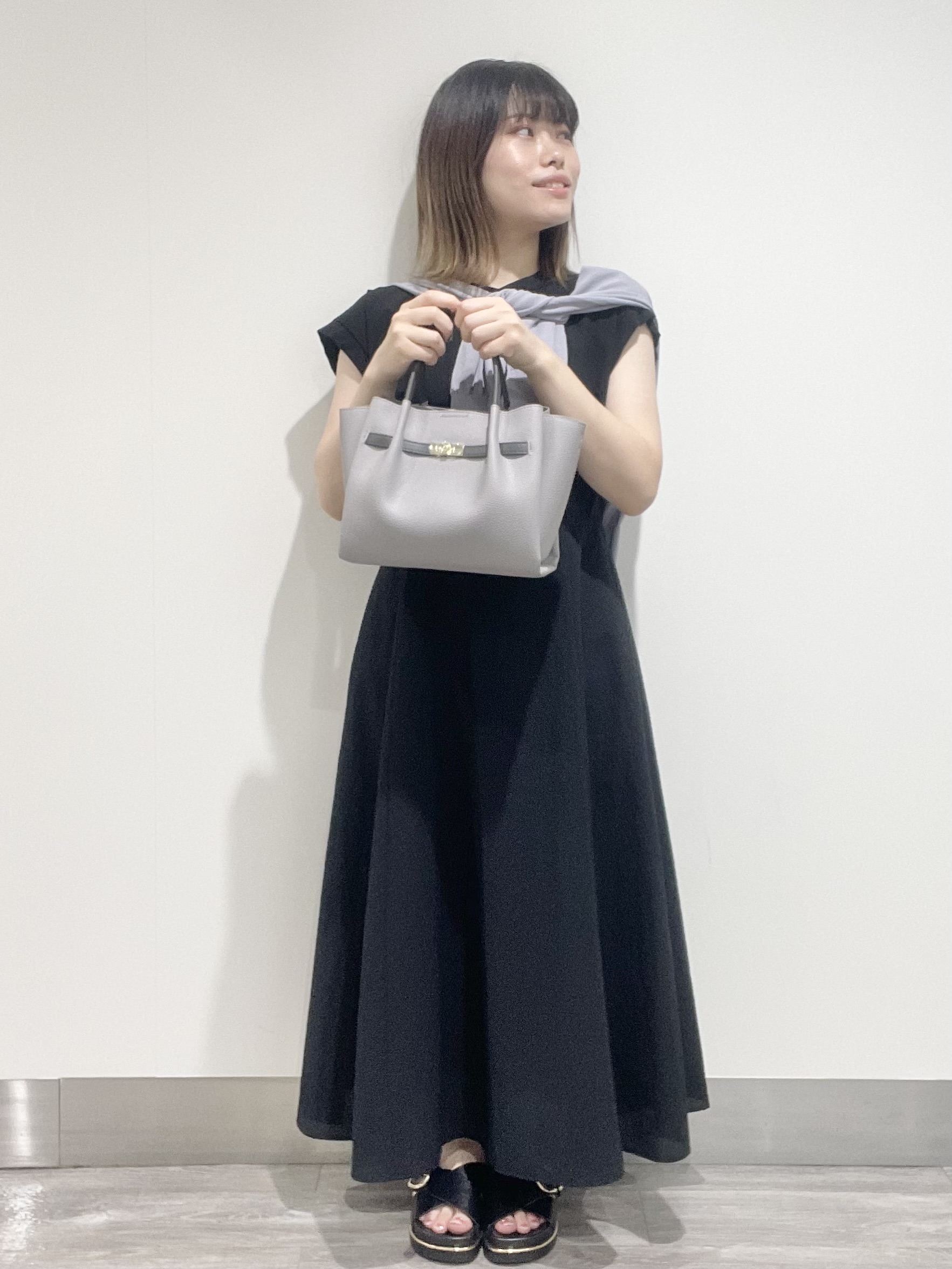 こじさんの「OPAQUE.CLIP｜【遮熱／UVケア】外気の熱を感じにくい！クルーネックカーディガン《洗濯機OK／抗ピリング／6col》」を使ったコーディネート