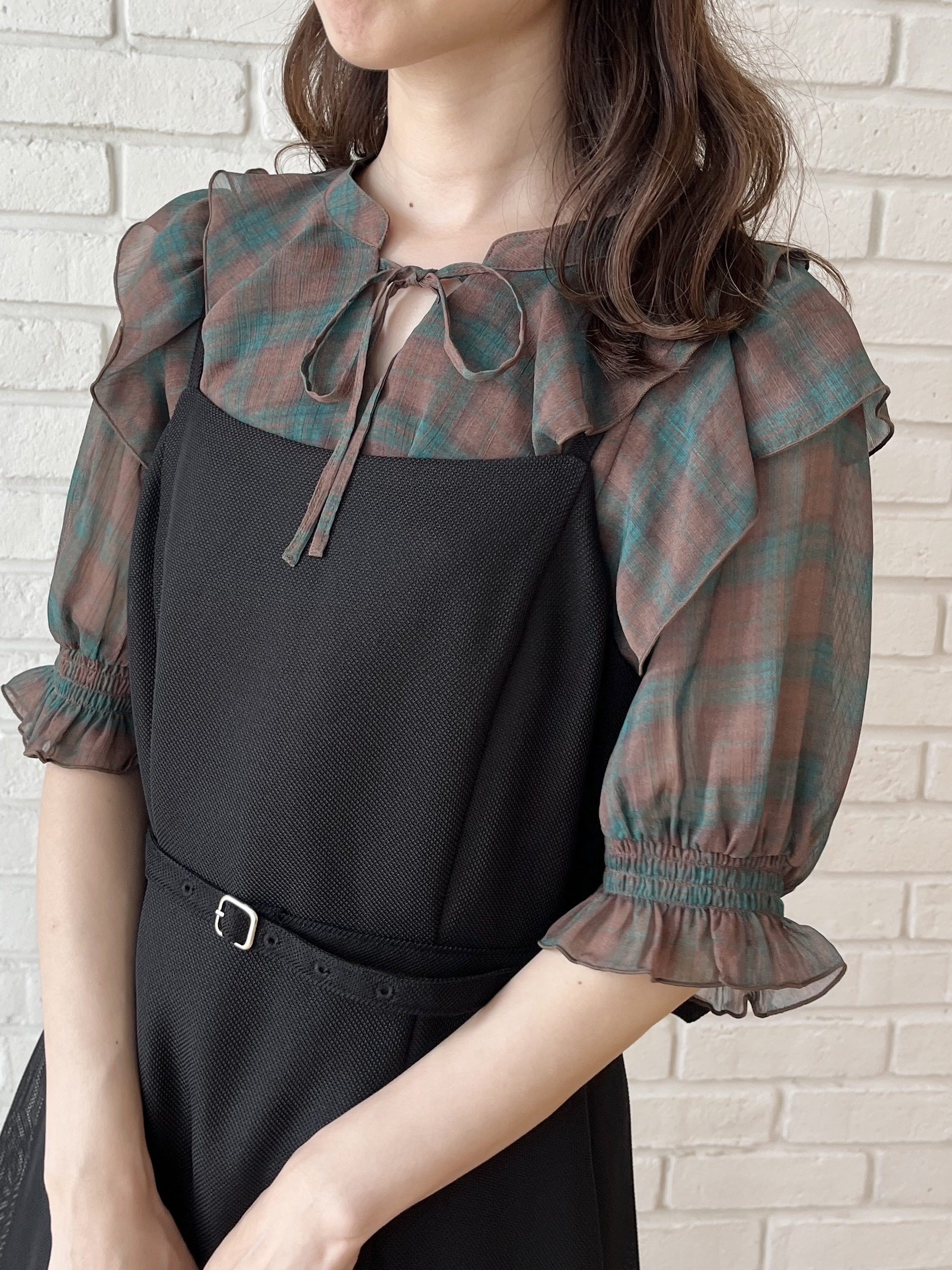 はばさんの「Couture brooch｜【楊柳シフォンで涼しく】フリルチェックブラウス」を使ったコーディネート