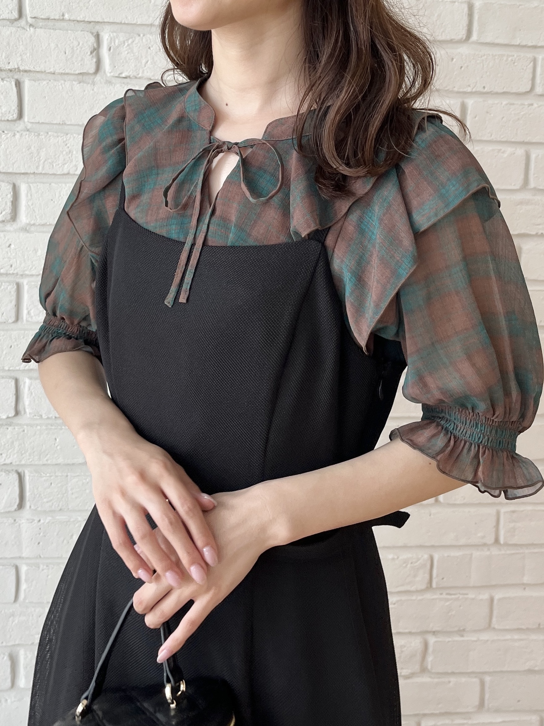はばさんの「Couture brooch｜【楊柳シフォンで涼しく】フリルチェックブラウス」を使ったコーディネート