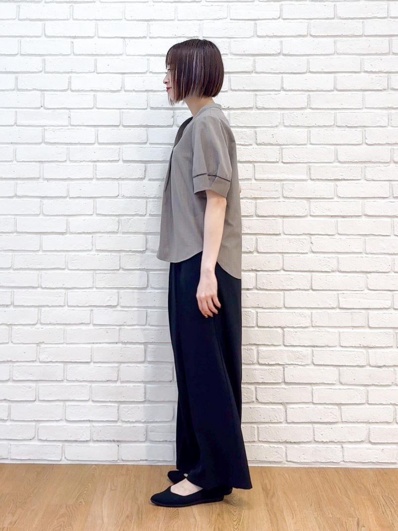 𝐜𝐡𝐢𝐤𝐚さんの「SHOO･LA･RUE｜【洗濯後しわになりにくい/インせずきまる】シンプルだけど女性らしい 麻調スキッパーブラウス」を使ったコーディネート