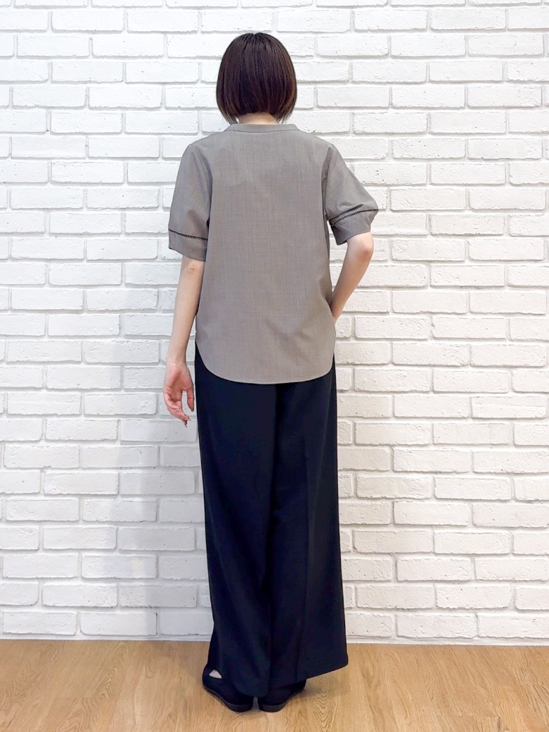 𝐜𝐡𝐢𝐤𝐚さんの「SHOO･LA･RUE｜【洗濯後しわになりにくい/インせずきまる】シンプルだけど女性らしい 麻調スキッパーブラウス」を使ったコーディネート