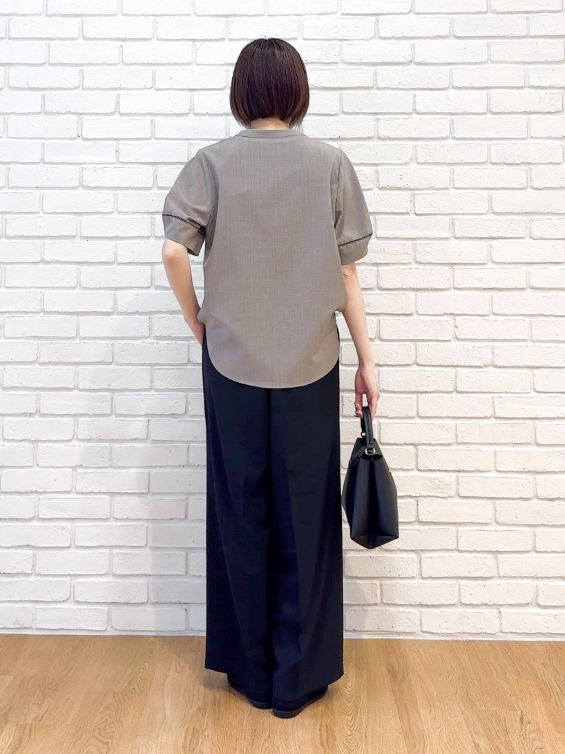 𝐜𝐡𝐢𝐤𝐚さんの「SHOO･LA･RUE｜【洗濯後しわになりにくい/インせずきまる】シンプルだけど女性らしい 麻調スキッパーブラウス」を使ったコーディネート