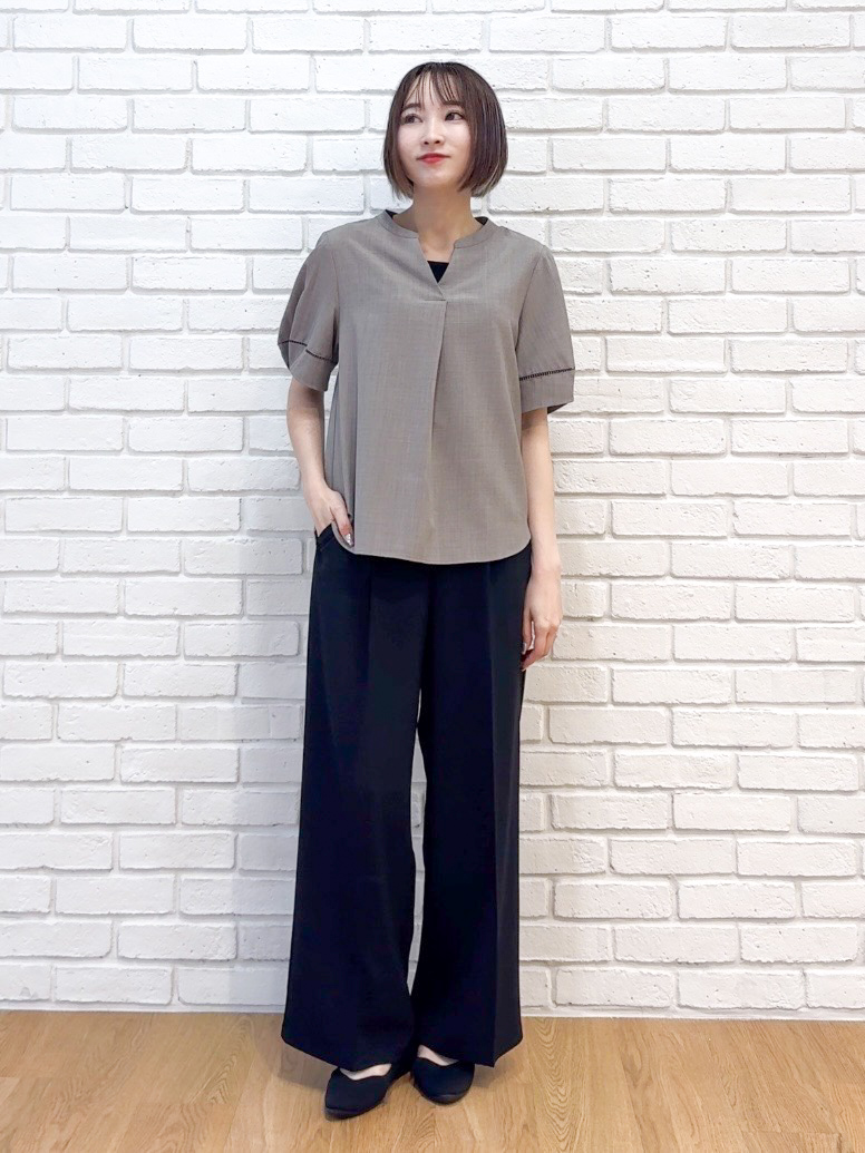 𝐜𝐡𝐢𝐤𝐚さんの「SHOO･LA･RUE｜【洗濯後しわになりにくい/インせずきまる】シンプルだけど女性らしい 麻調スキッパーブラウス」を使ったコーディネート