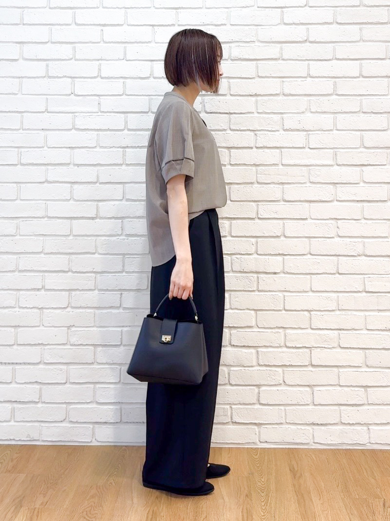 𝐜𝐡𝐢𝐤𝐚さんの「SHOO･LA･RUE｜【洗濯後しわになりにくい/インせずきまる】シンプルだけど女性らしい 麻調スキッパーブラウス」を使ったコーディネート
