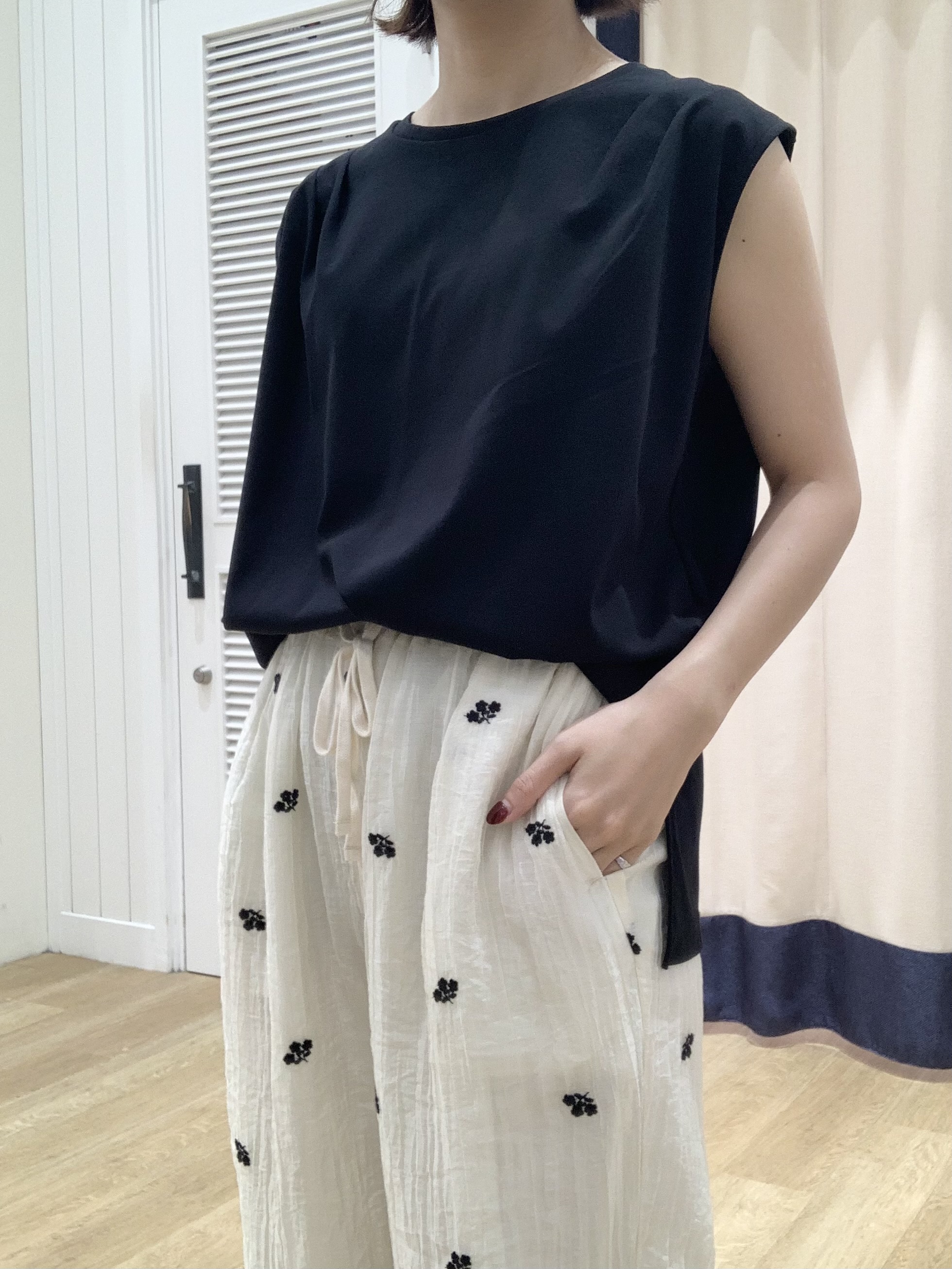 IMARIさんの「Dessin｜【接触冷感/UVカット】美光沢ノースリーブカットソー」を使ったコーディネート