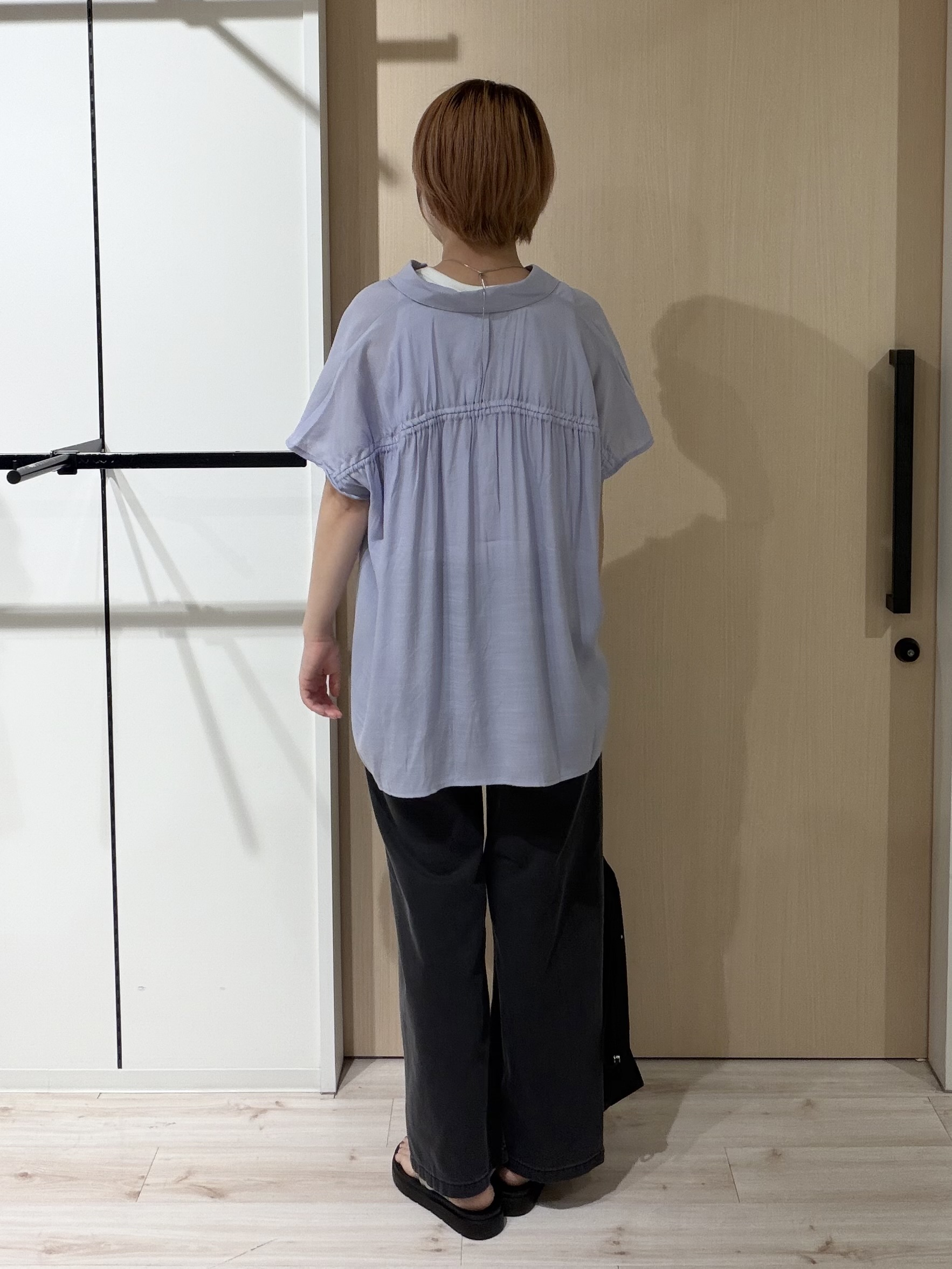 ひらしーさんの「SHOO･LA･RUE｜【UV/洗濯機可】ほんのりシアーで上品な バックギャザーブラウス」を使ったコーディネート