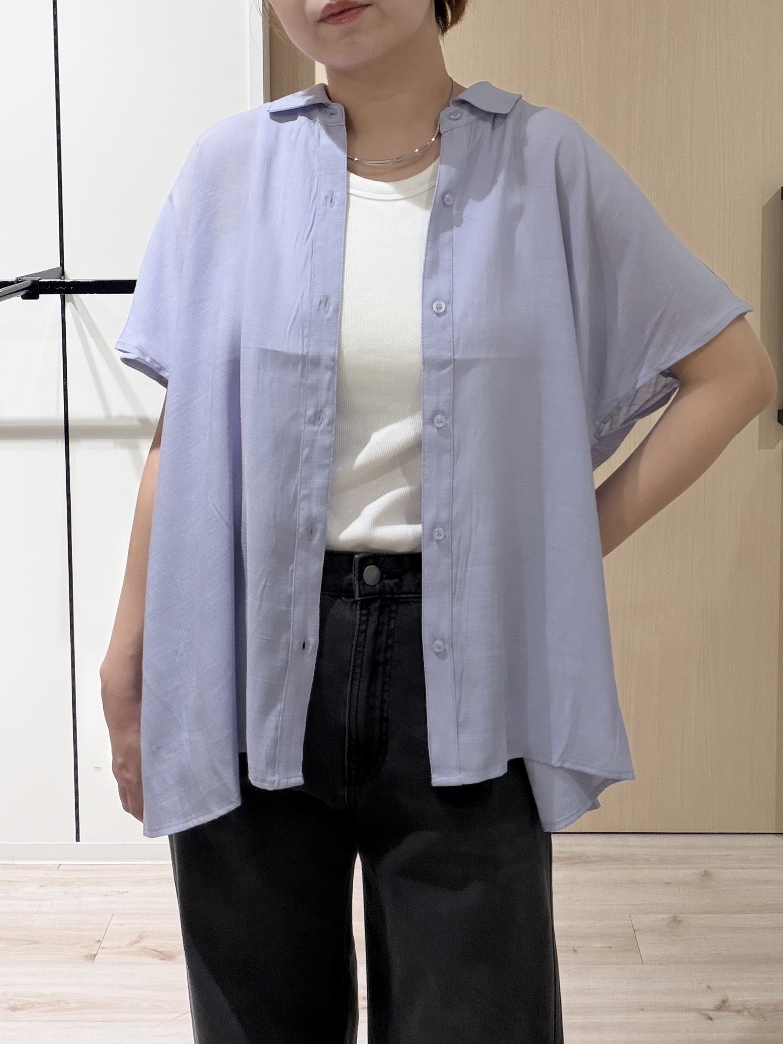 ひらしーさんの「SHOO･LA･RUE｜【UV/洗濯機可】ほんのりシアーで上品な バックギャザーブラウス」を使ったコーディネート