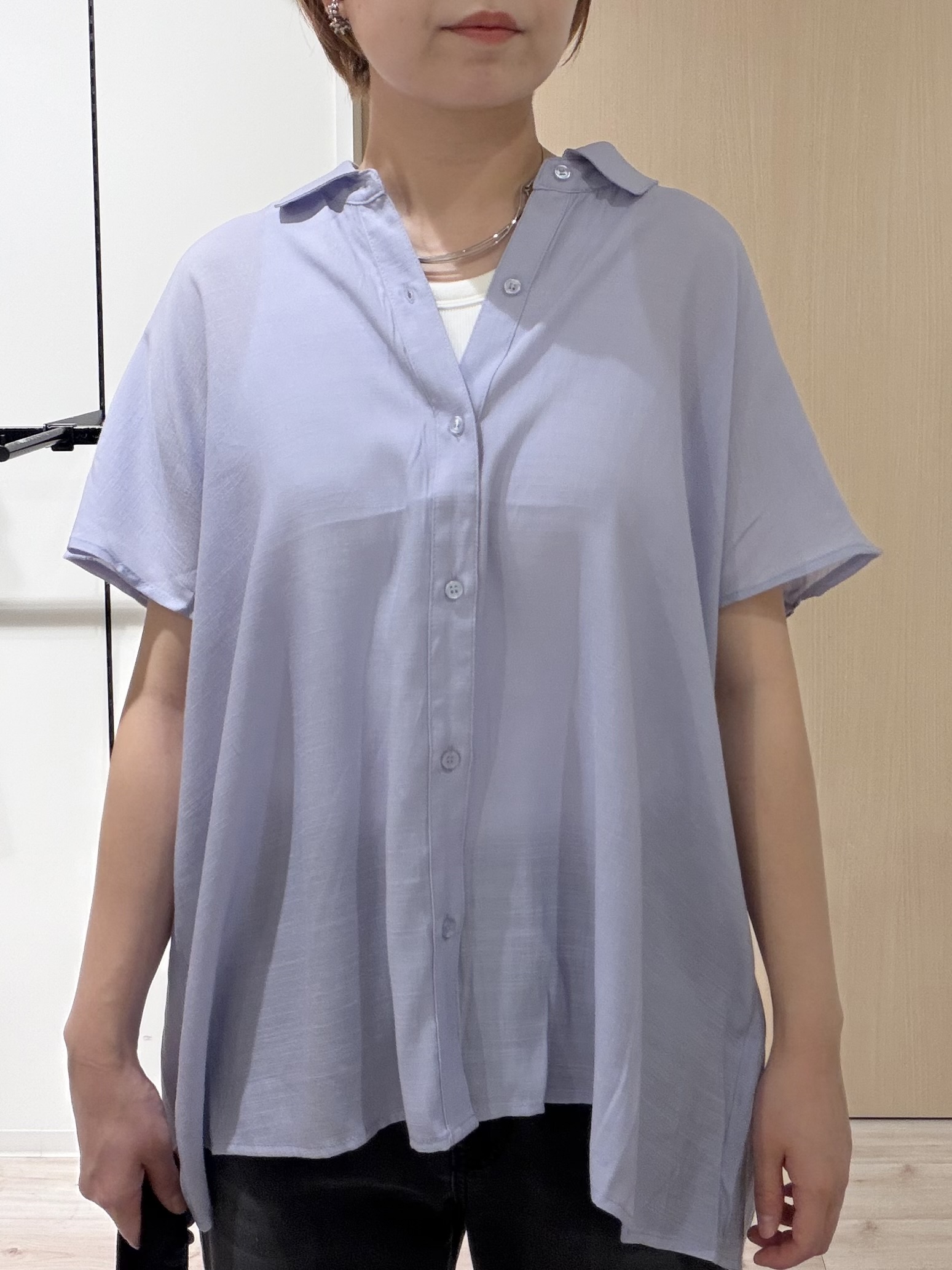 ひらしーさんの「SHOO･LA･RUE｜【UV/洗濯機可】ほんのりシアーで上品な バックギャザーブラウス」を使ったコーディネート
