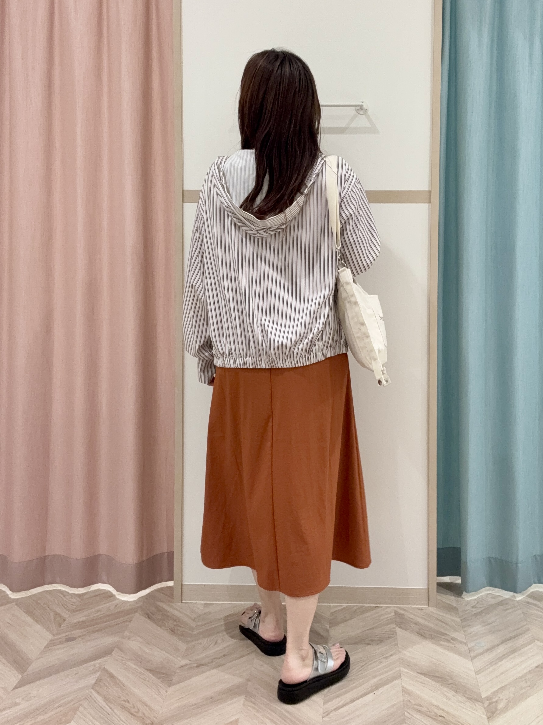 kさんの「SHOO･LA･RUE｜【洗濯後しわになりにくい/S-LL】お顔も手の甲もしっかりカバー　日よけ・指穴付きUVパーカ」を使ったコーディネート