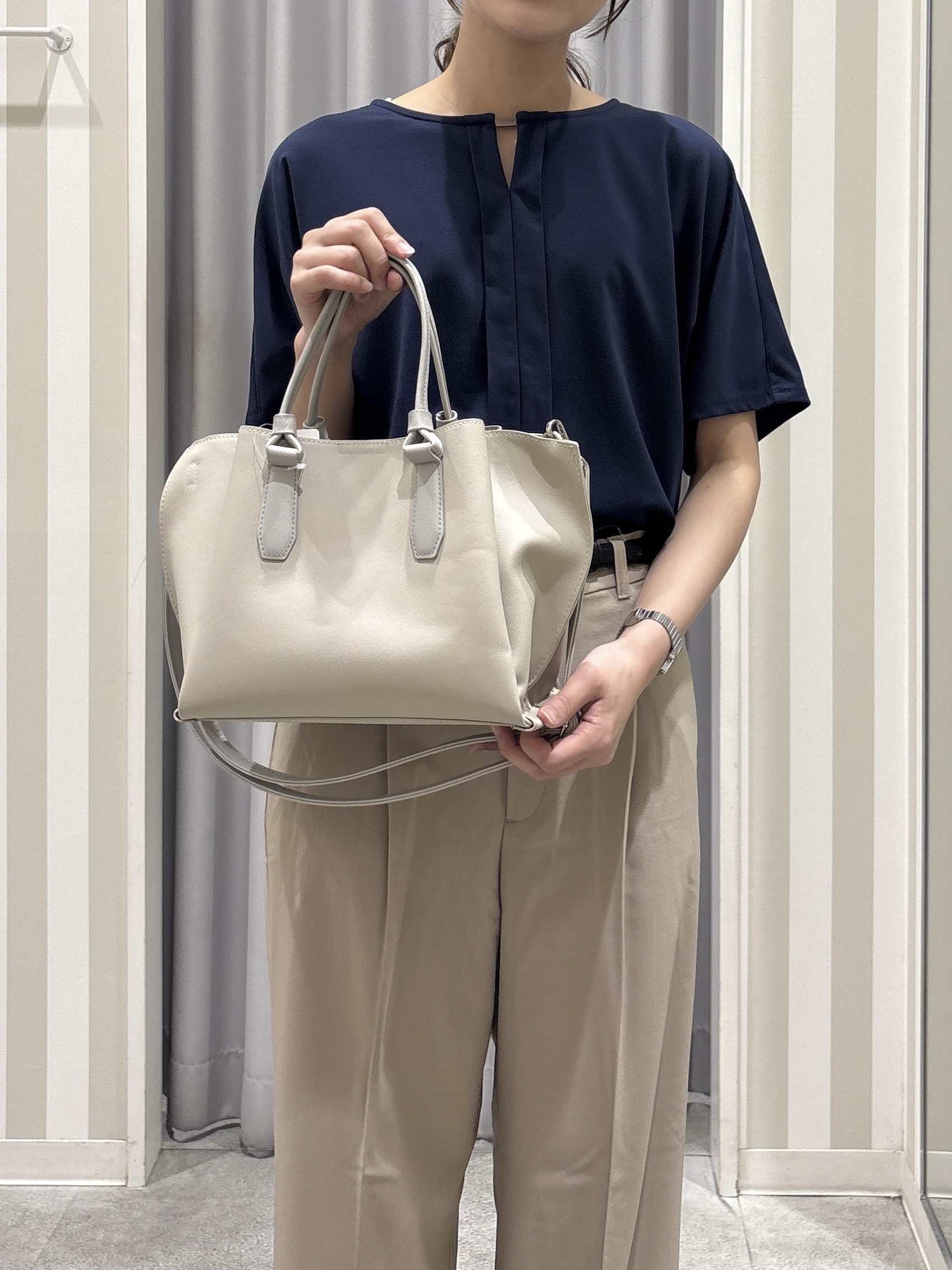 Rikaさんの「SHOO･LA･RUE｜【S-LL/通勤】洗濯後しわになりにくい メタルポイントスキッパートップス」を使ったコーディネート