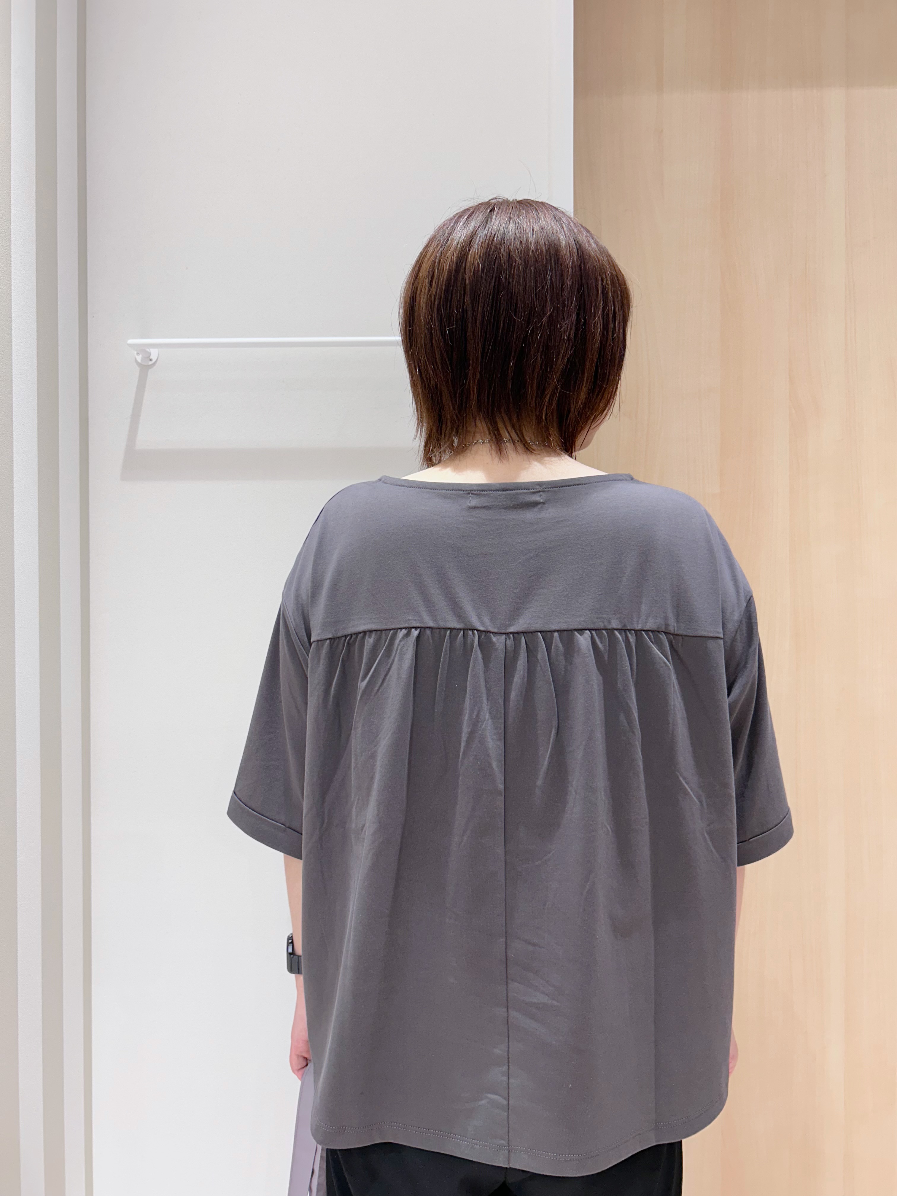 maaaさんの「SHOO･LA･RUE｜【洗濯機可/体型カバー】首元すっきり ゆるバックギャザーTシャツ」を使ったコーディネート