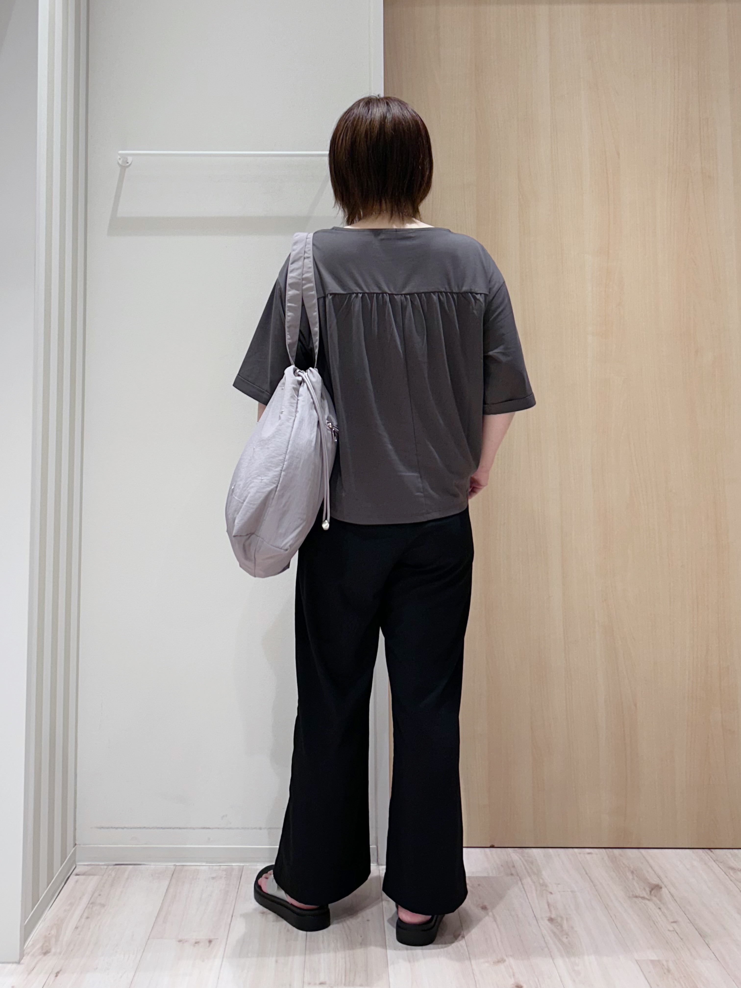 maaaさんの「SHOO･LA･RUE｜【洗濯機可/体型カバー】首元すっきり ゆるバックギャザーTシャツ」を使ったコーディネート