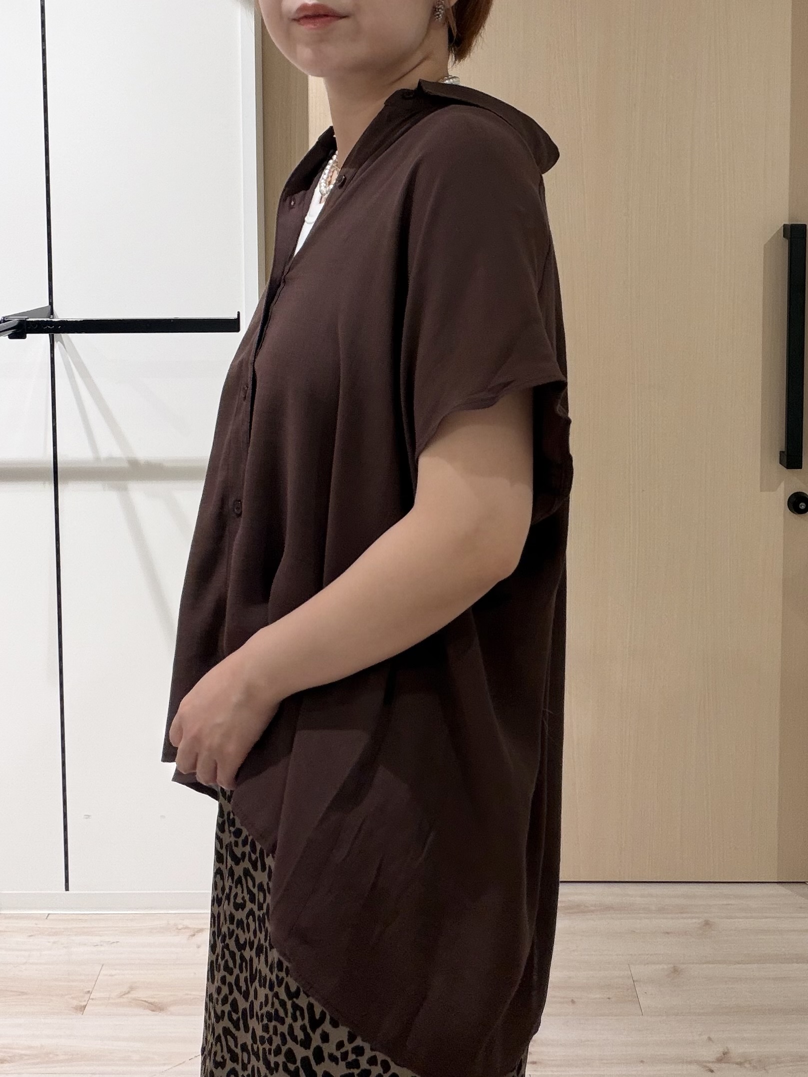 ひらしーさんの「SHOO･LA･RUE｜【UV/洗濯機可】ほんのりシアーで上品な バックギャザーブラウス」を使ったコーディネート