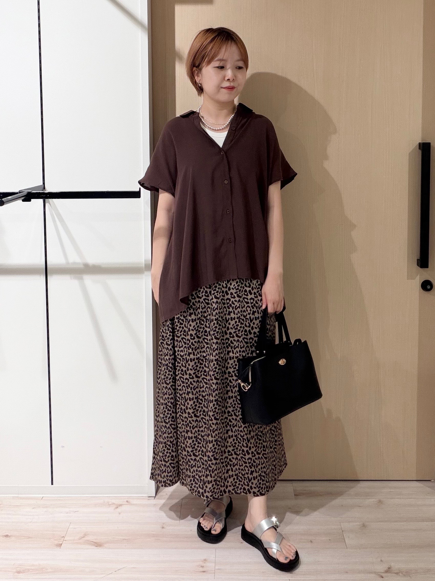 ひらしーさんの「SHOO･LA･RUE｜【UV/洗濯機可】ほんのりシアーで上品な バックギャザーブラウス」を使ったコーディネート