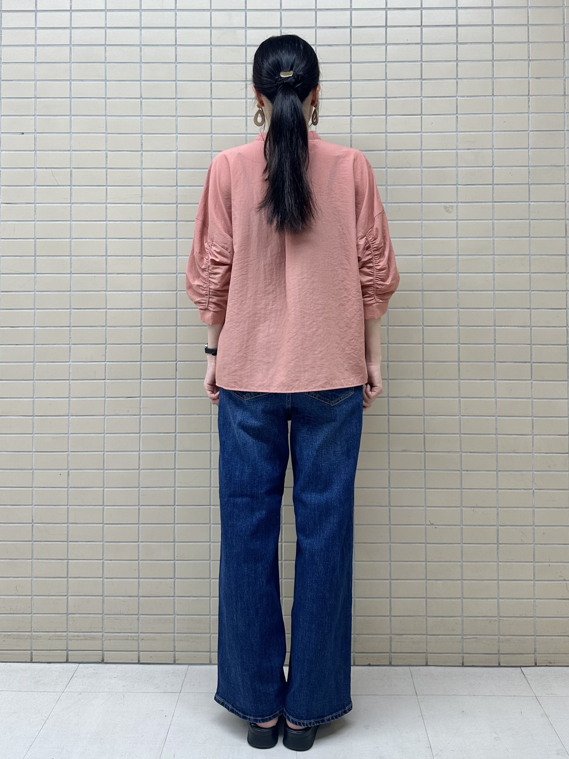 Momoさんの「Reflect｜【手洗い可】プチハイネック ギャザーブラウス」を使ったコーディネート