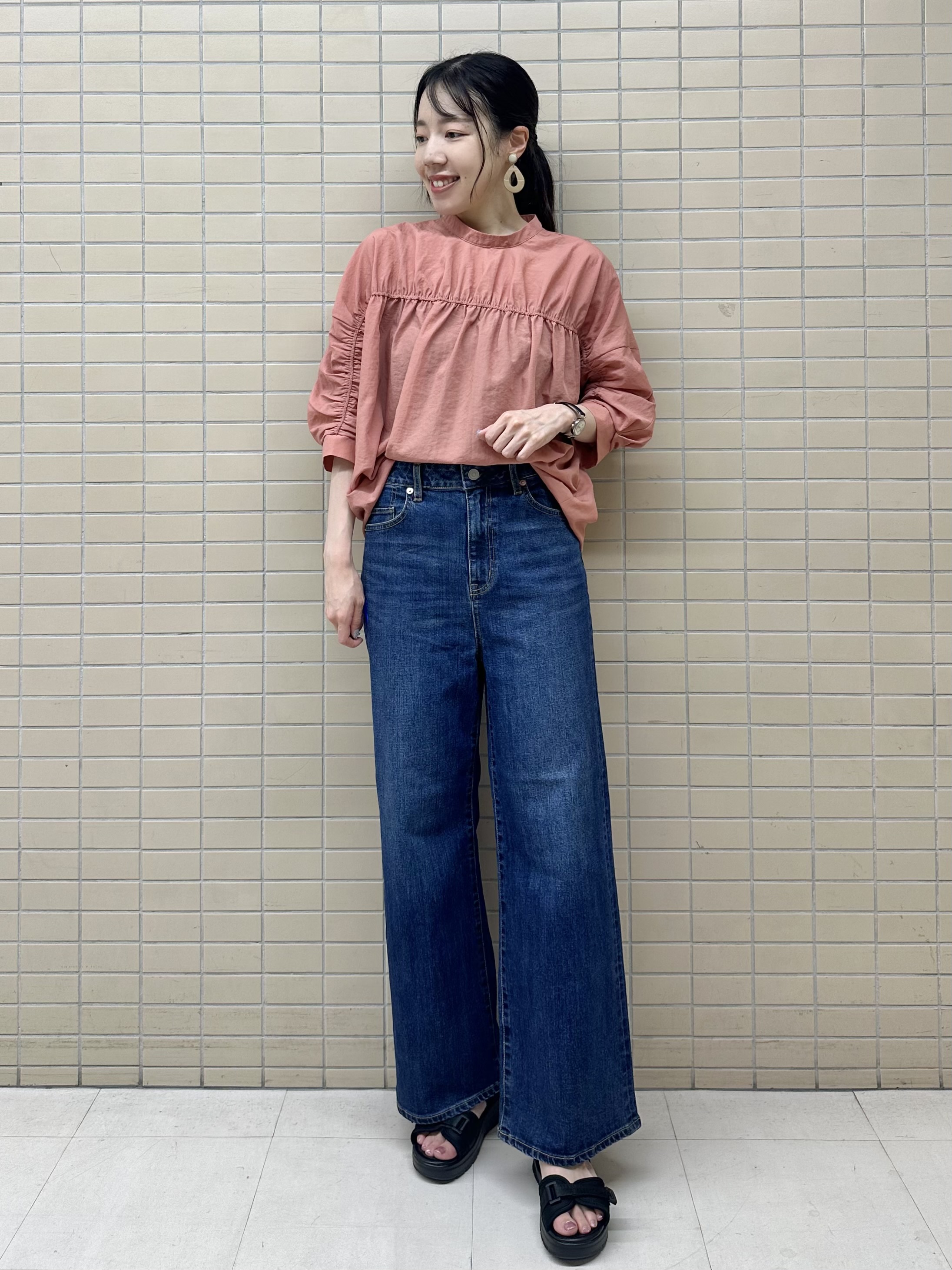 Momoさんの「Reflect｜【手洗い可】プチハイネック ギャザーブラウス」を使ったコーディネート