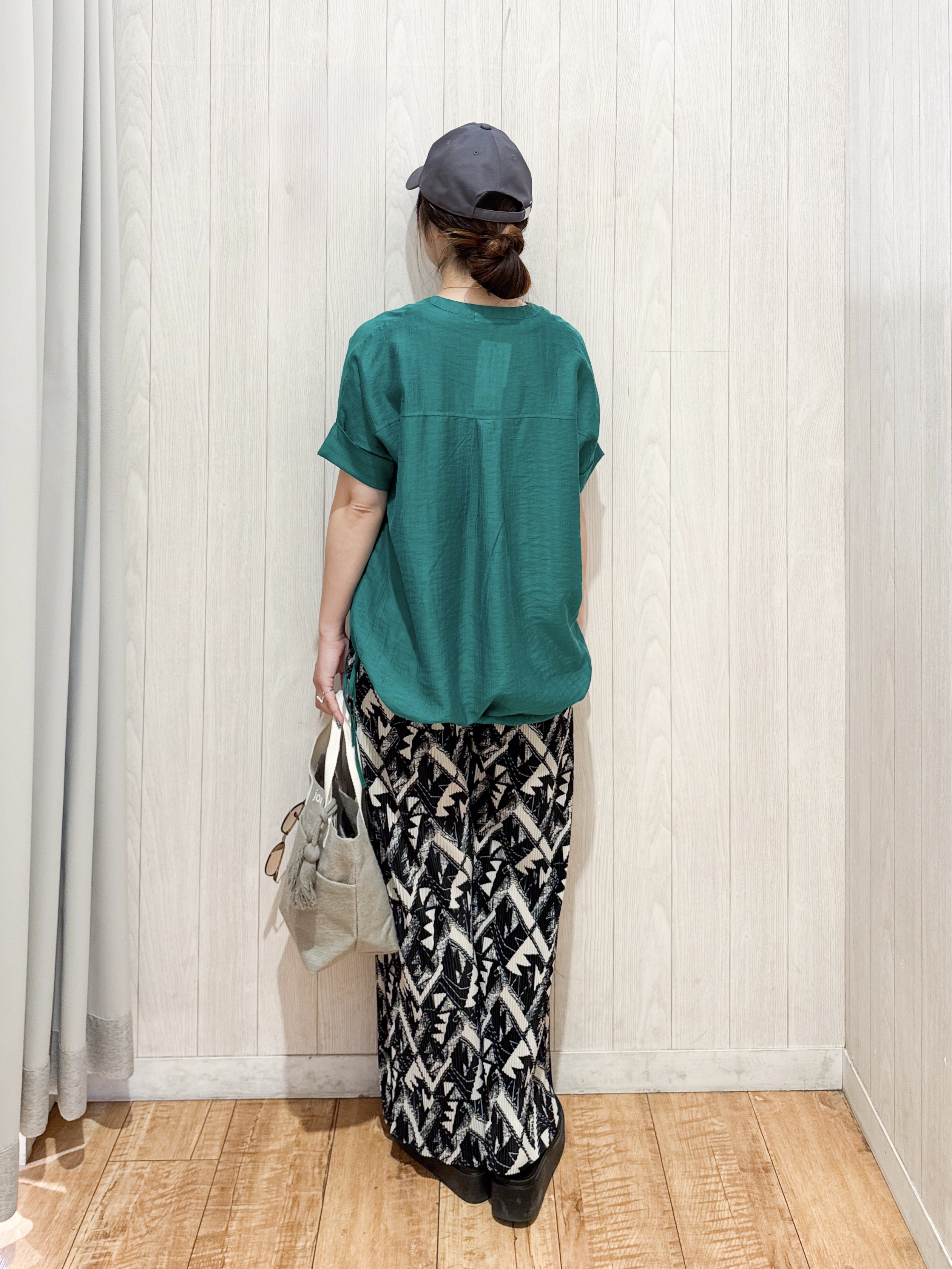 愛さんの「SHOO･LA･RUE｜【高レビュー/体型カバー】インせず着られる スキッパー裾リボンブラウス」を使ったコーディネート