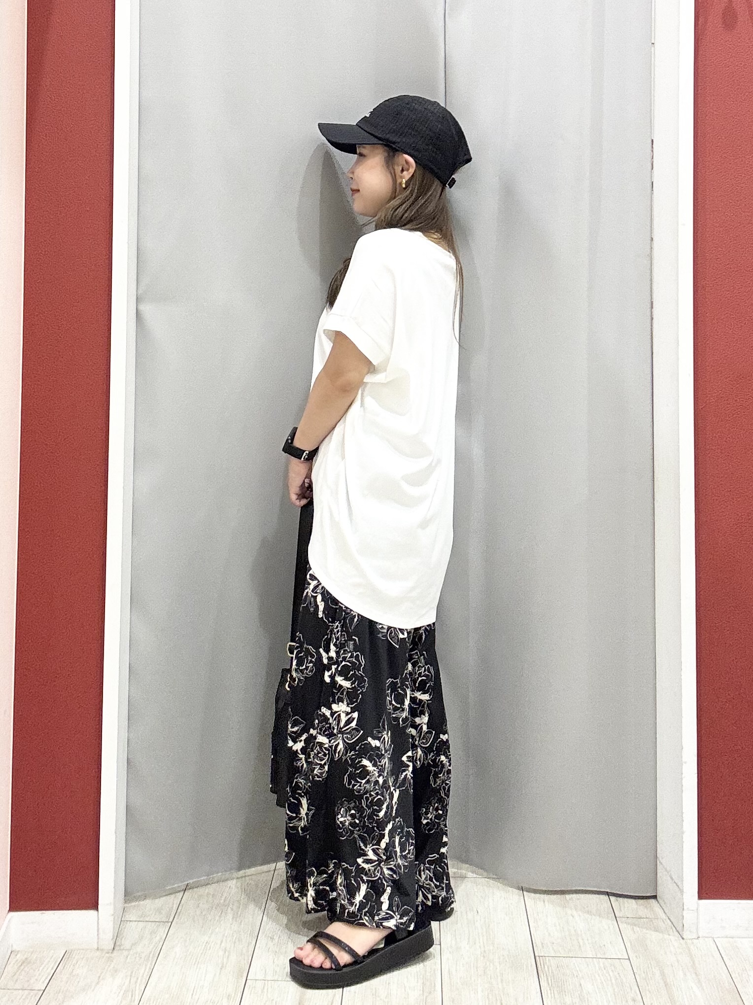 shioさんの「SHOO･LA･RUE｜【汗じみ防止/S-LL/体型カバー/洗濯機可】汗じみが気になりにくい 大人の刺繍ロゴTシャツ」を使ったコーディネート