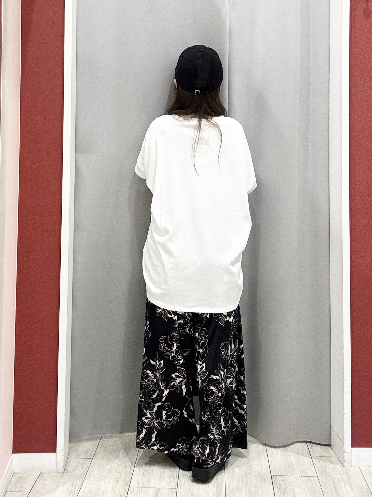 shioさんの「SHOO･LA･RUE｜【汗じみ防止/S-LL/体型カバー/洗濯機可】汗じみが気になりにくい 大人の刺繍ロゴTシャツ」を使ったコーディネート