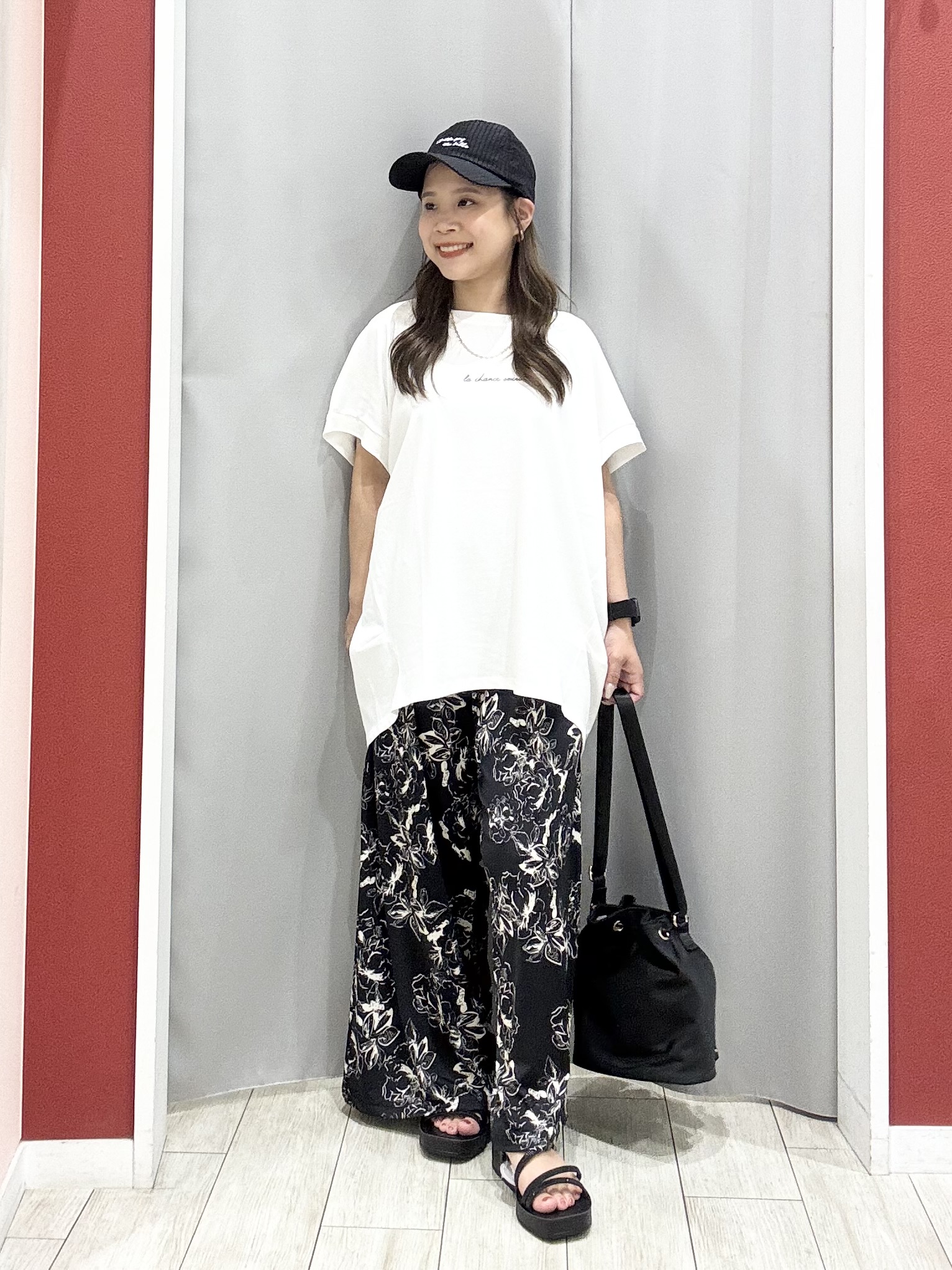 shioさんの「SHOO･LA･RUE｜【汗じみ防止/S-LL/体型カバー/洗濯機可】汗じみが気になりにくい 大人の刺繍ロゴTシャツ」を使ったコーディネート