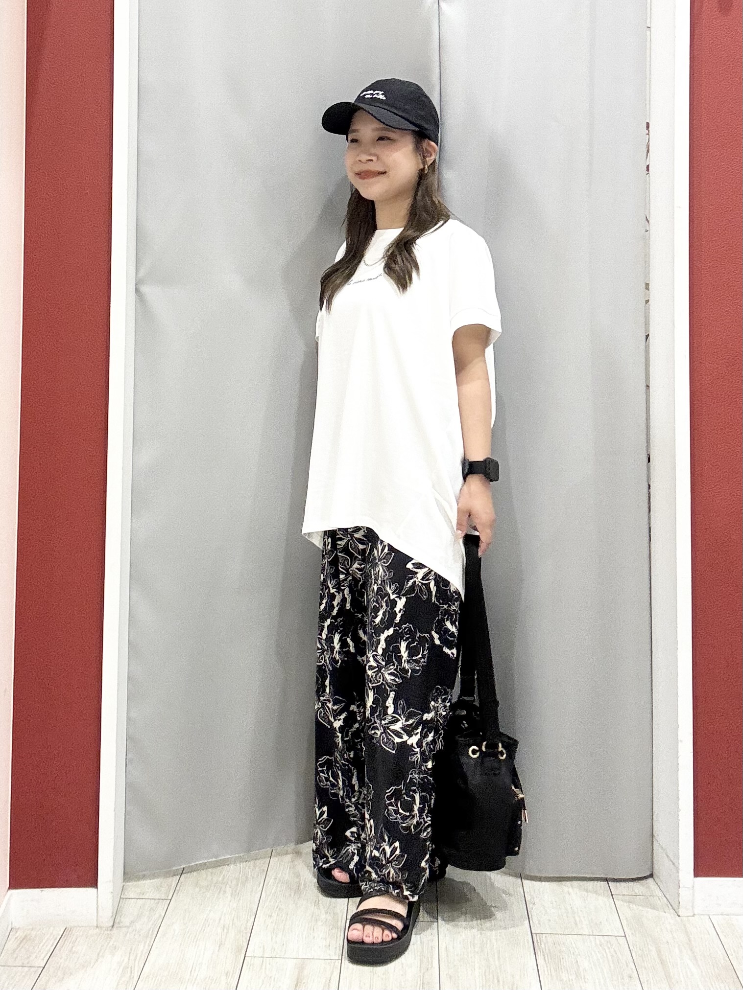 shioさんの「SHOO･LA･RUE｜【汗じみ防止/S-LL/体型カバー/洗濯機可】汗じみが気になりにくい 大人の刺繍ロゴTシャツ」を使ったコーディネート