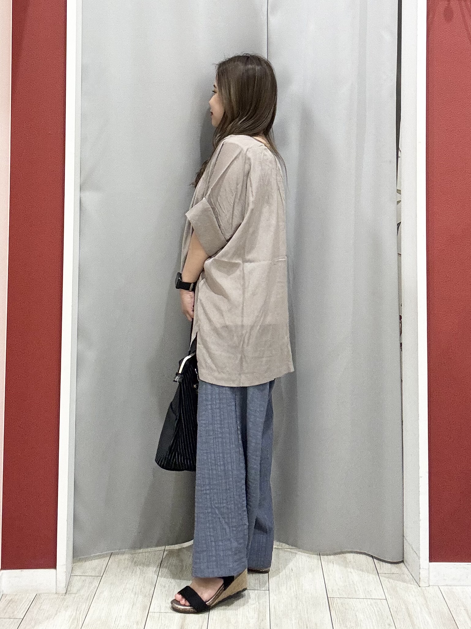 shioさんの「SHOO･LA･RUE｜【2点セット/洗濯機可】大人の抜け感 インせず決まるリボン付きブラウス＆タンクトップ」を使ったコーディネート