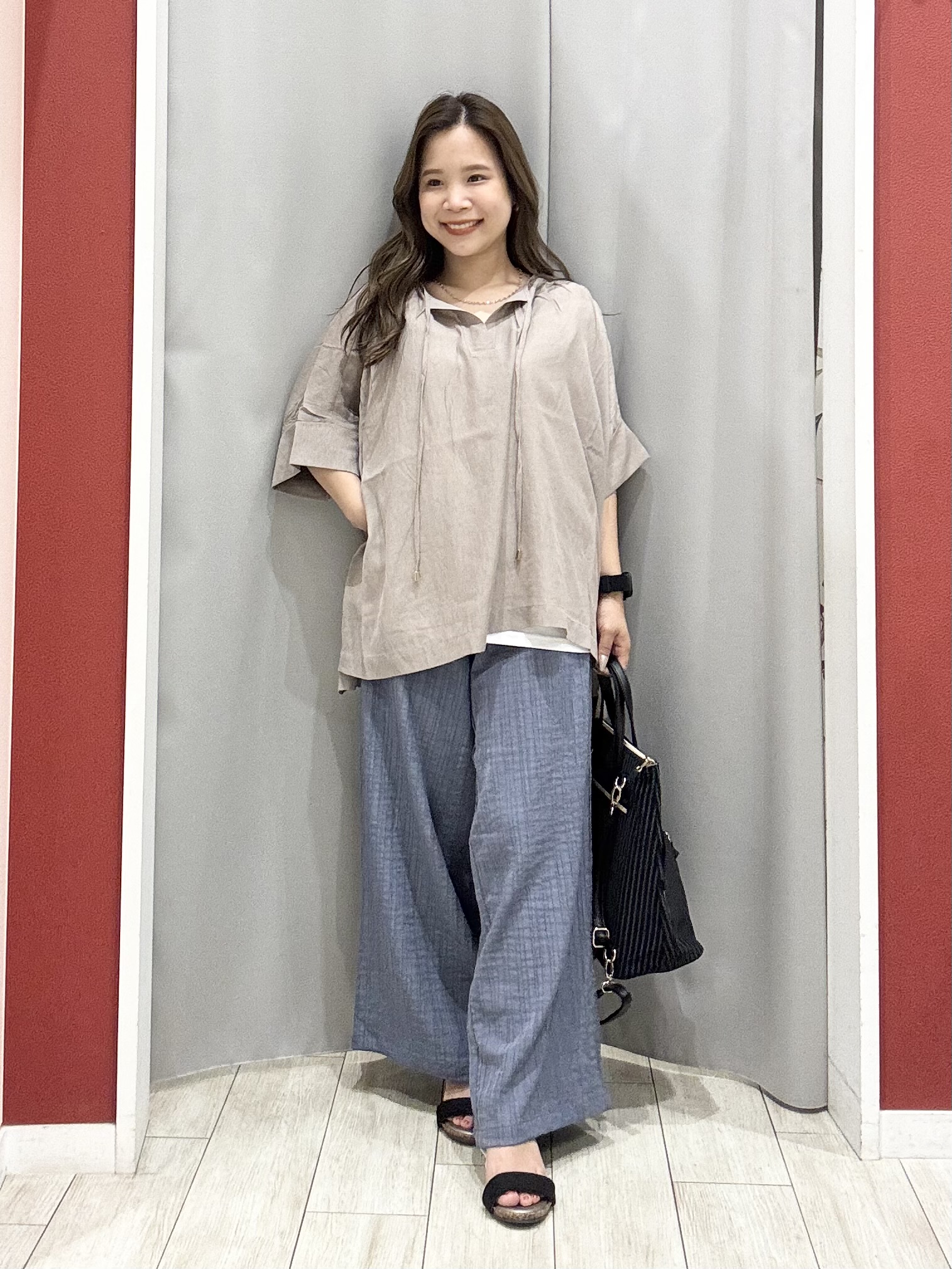 shioさんの「SHOO･LA･RUE｜【2点セット/洗濯機可】大人の抜け感 インせず決まるリボン付きブラウス＆タンクトップ」を使ったコーディネート
