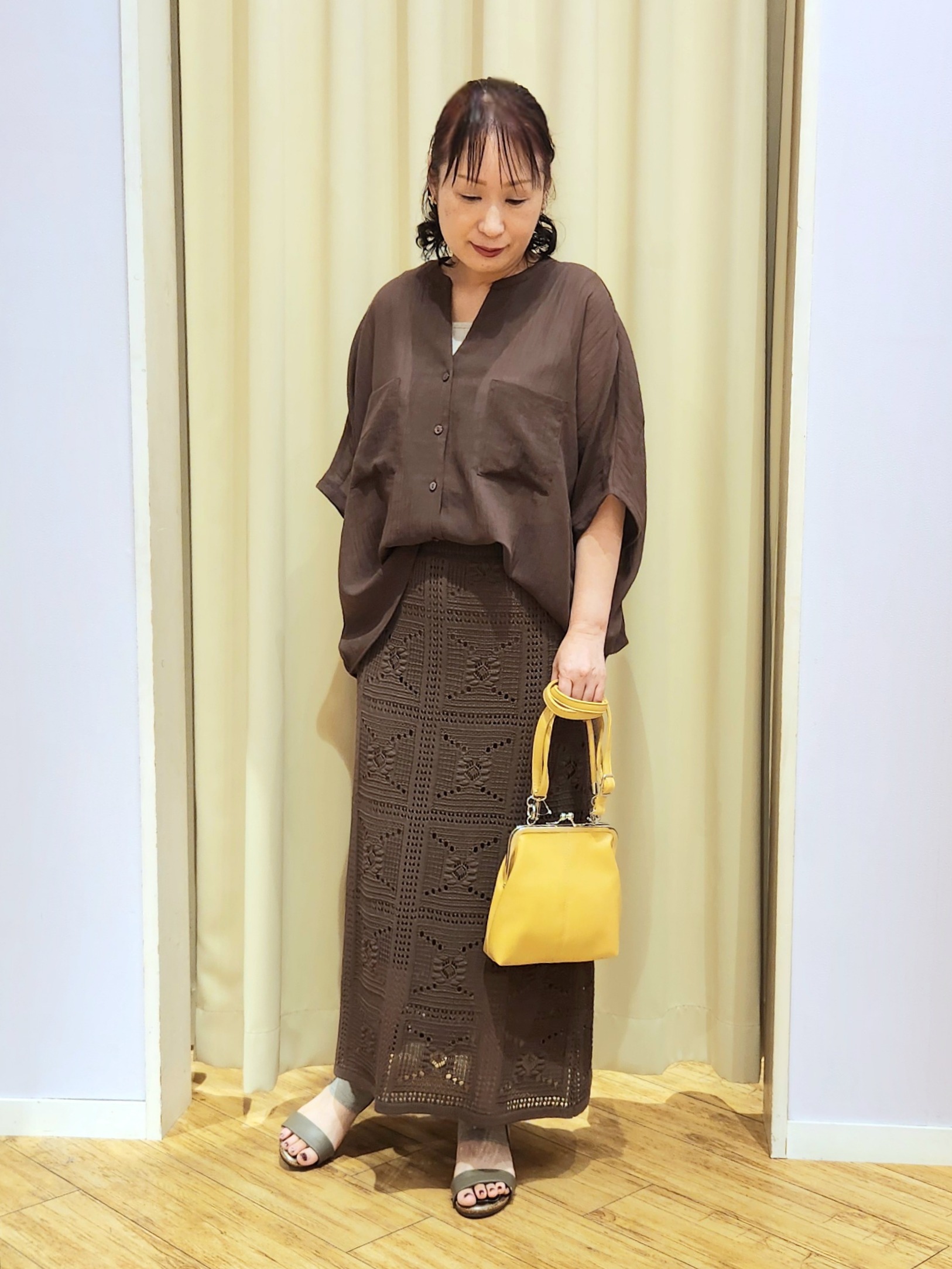 くまさんの「SHOO･LA･RUE｜【洗濯機可/選べる6色】程よいシアー感が涼し気 ゆったりワッシャードルマンブラウス」を使ったコーディネート