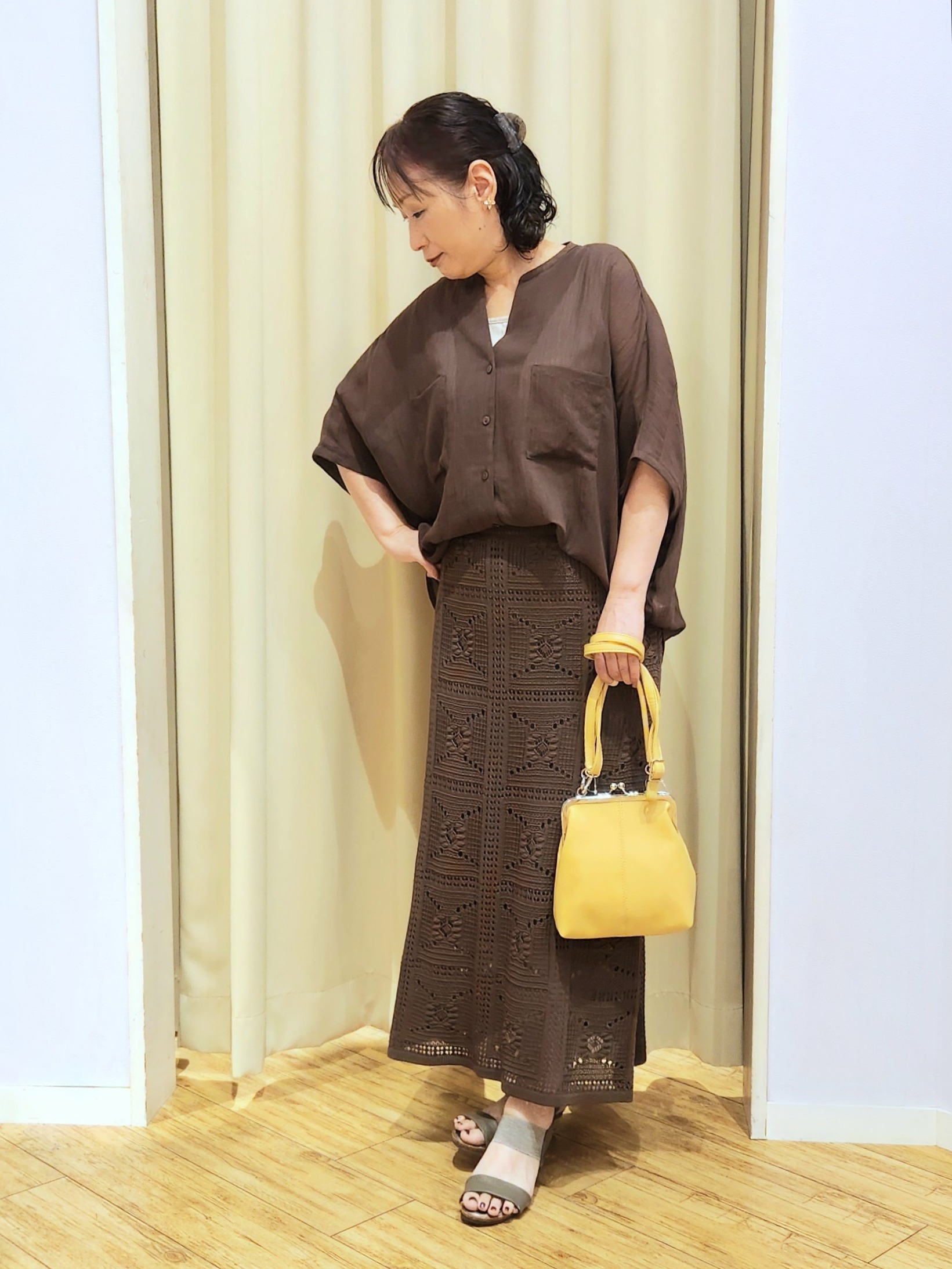くまさんの「SHOO･LA･RUE｜【洗濯機可/選べる6色】程よいシアー感が涼し気 ゆったりワッシャードルマンブラウス」を使ったコーディネート