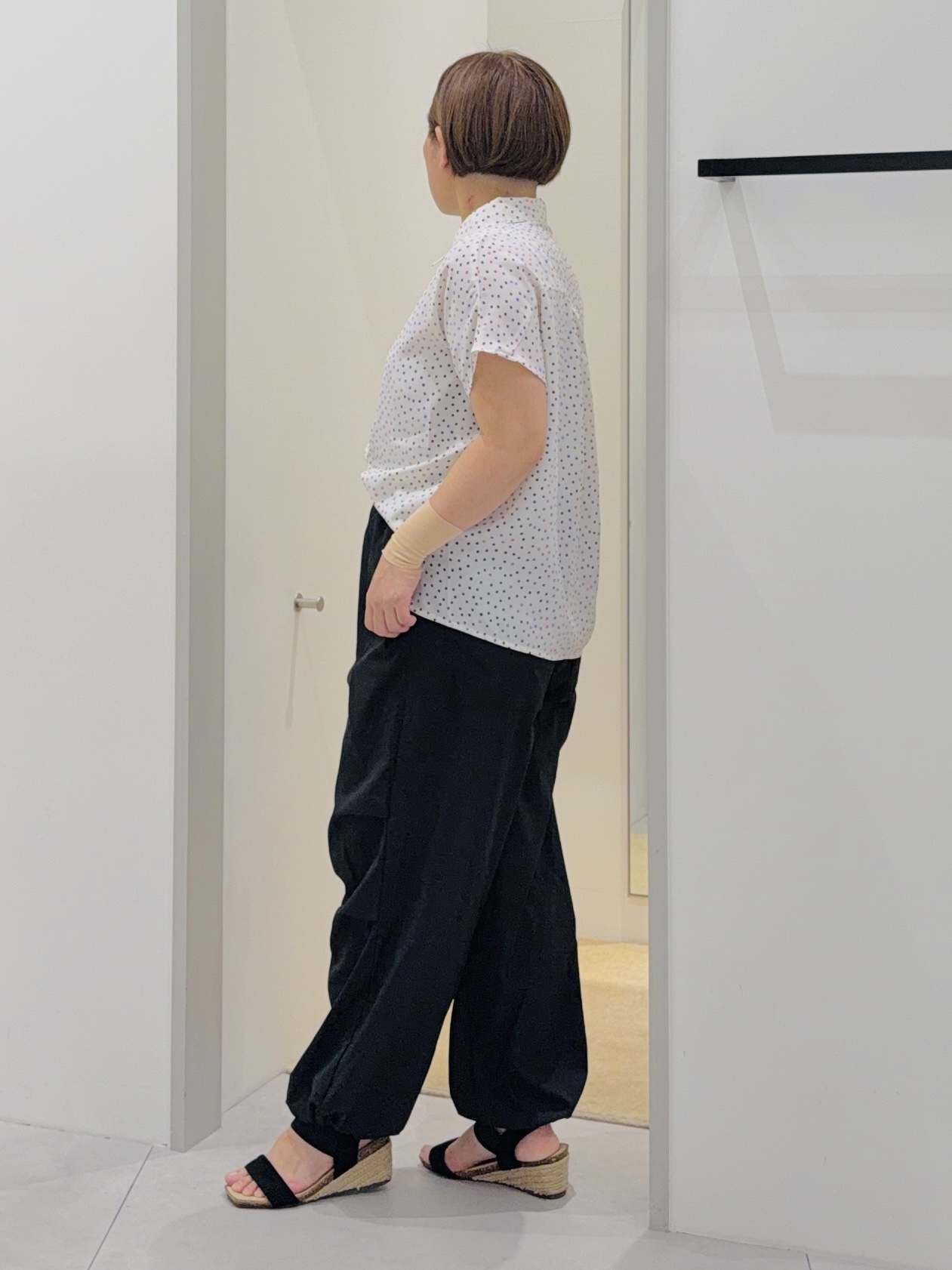 タナさんの「THE SHOP TK｜大人のためのドット柄 襟付きブラウス」を使ったコーディネート